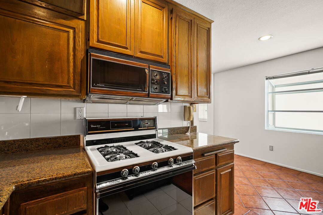 12217 Rochester Ave Unit: 4
