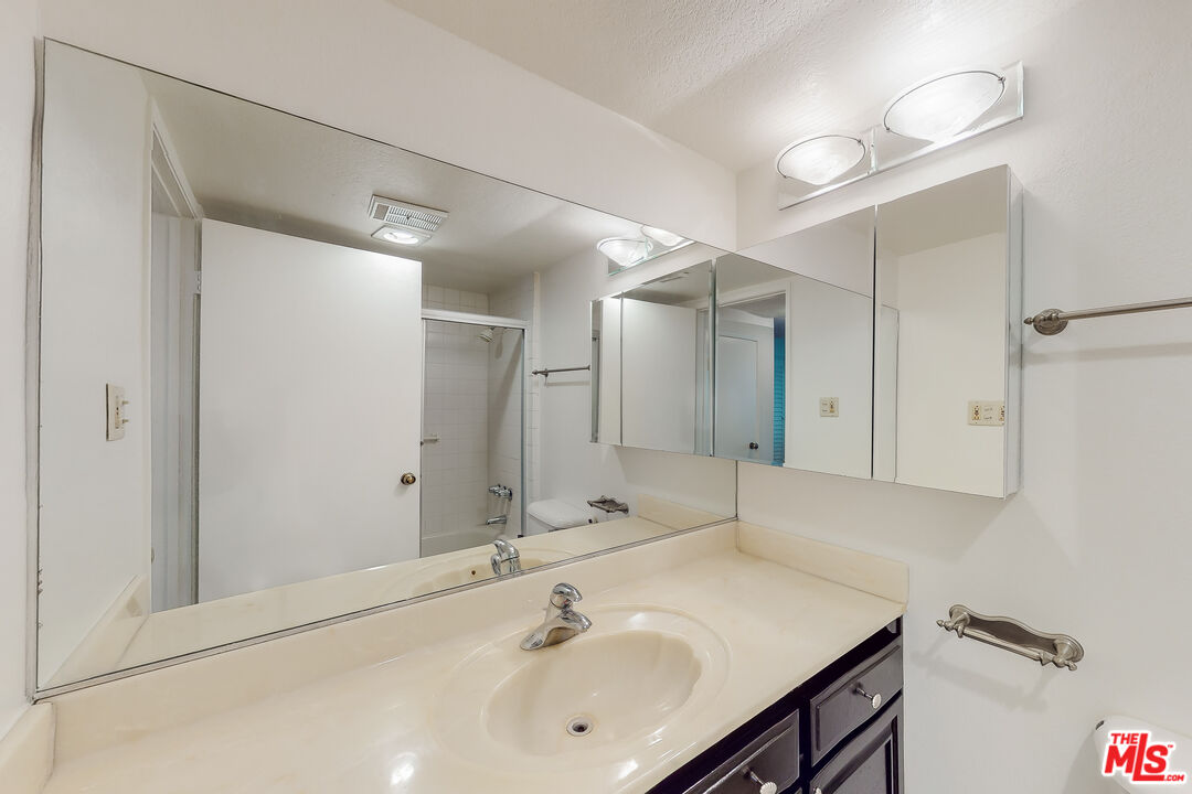 12217 Rochester Ave Unit: 4