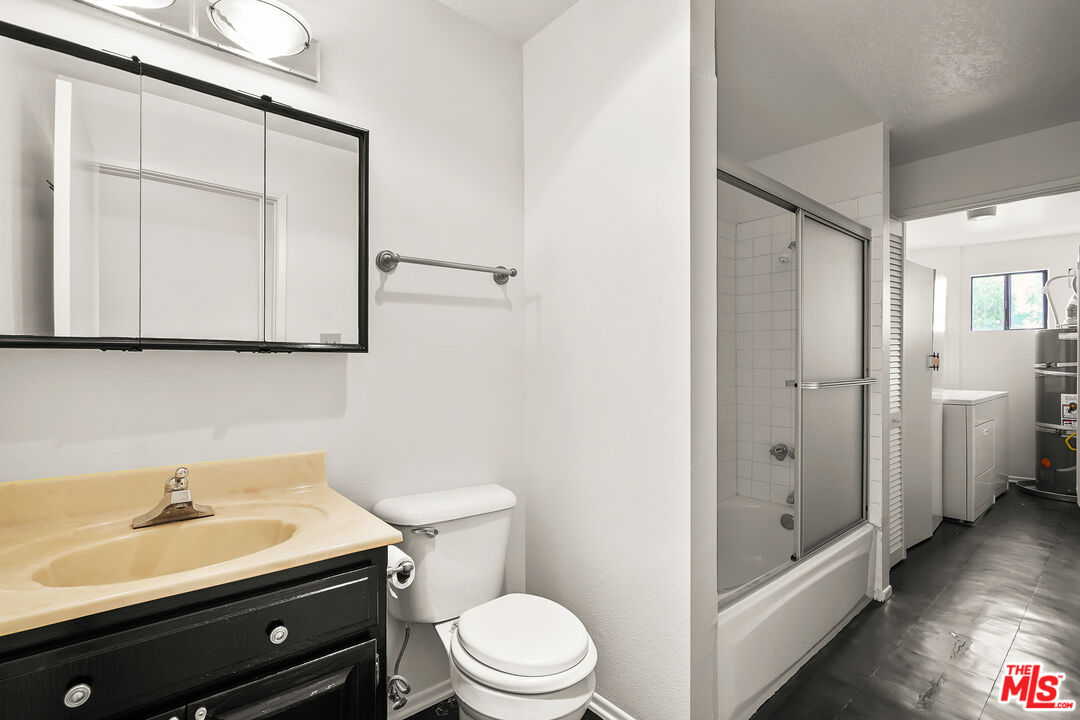12217 Rochester Ave Unit: 4