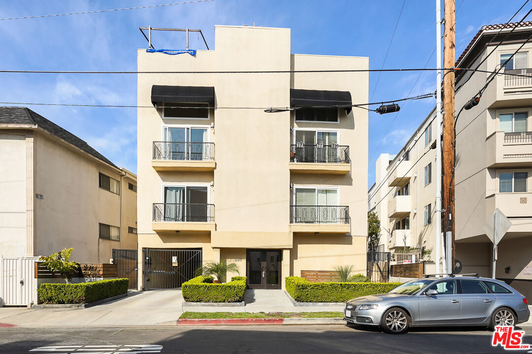 12217 Rochester Ave Unit: 4