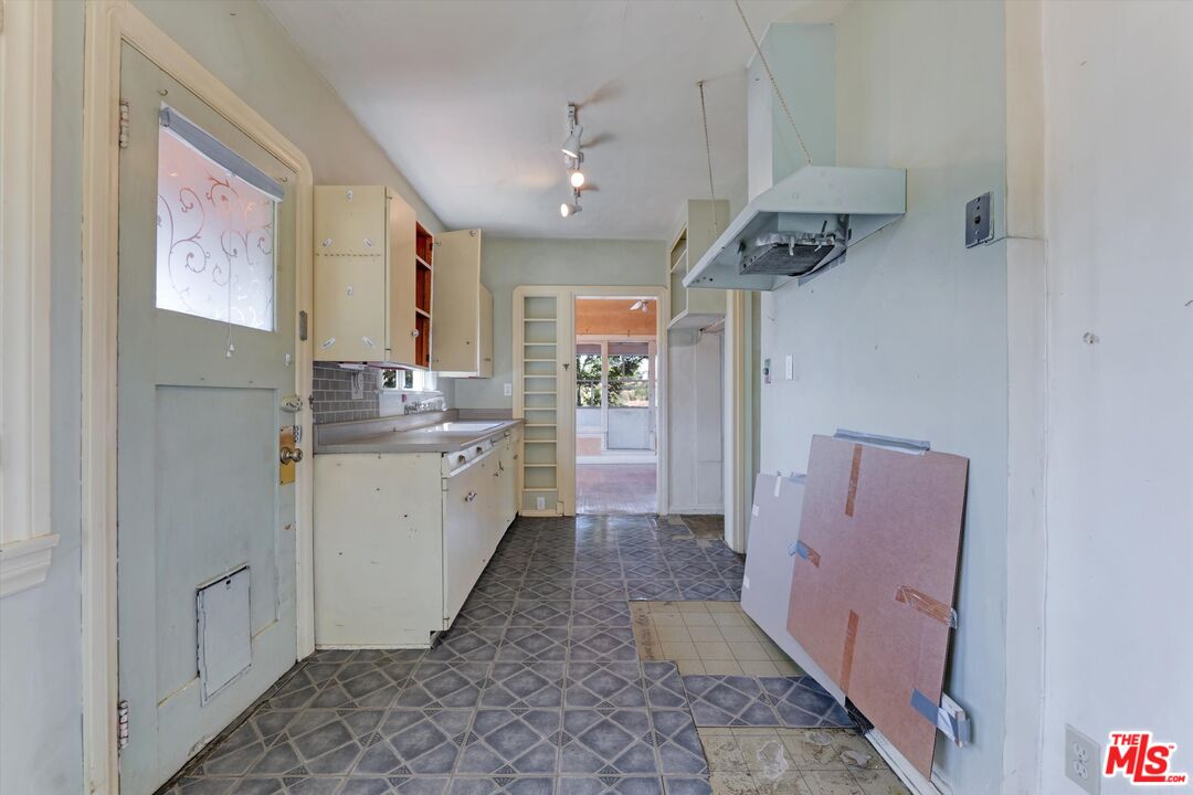 2461 McCready Ave