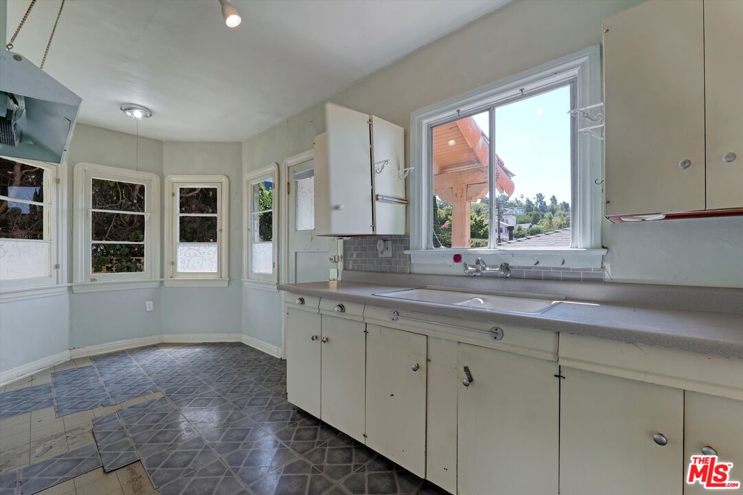2461 McCready Ave
