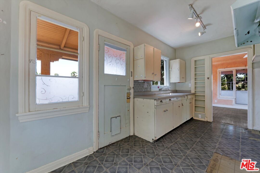 2461 McCready Ave