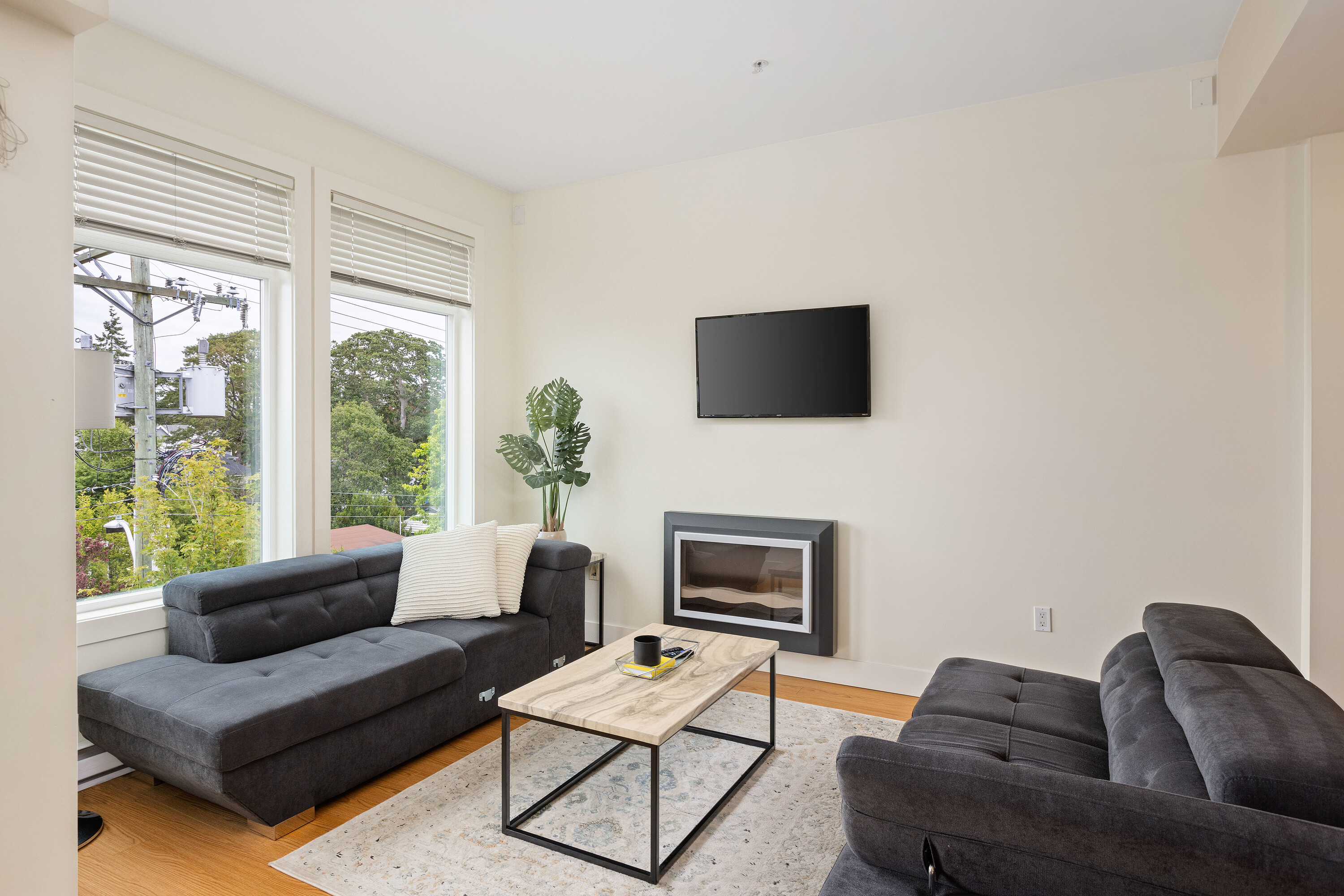 404-1615 Bay Street