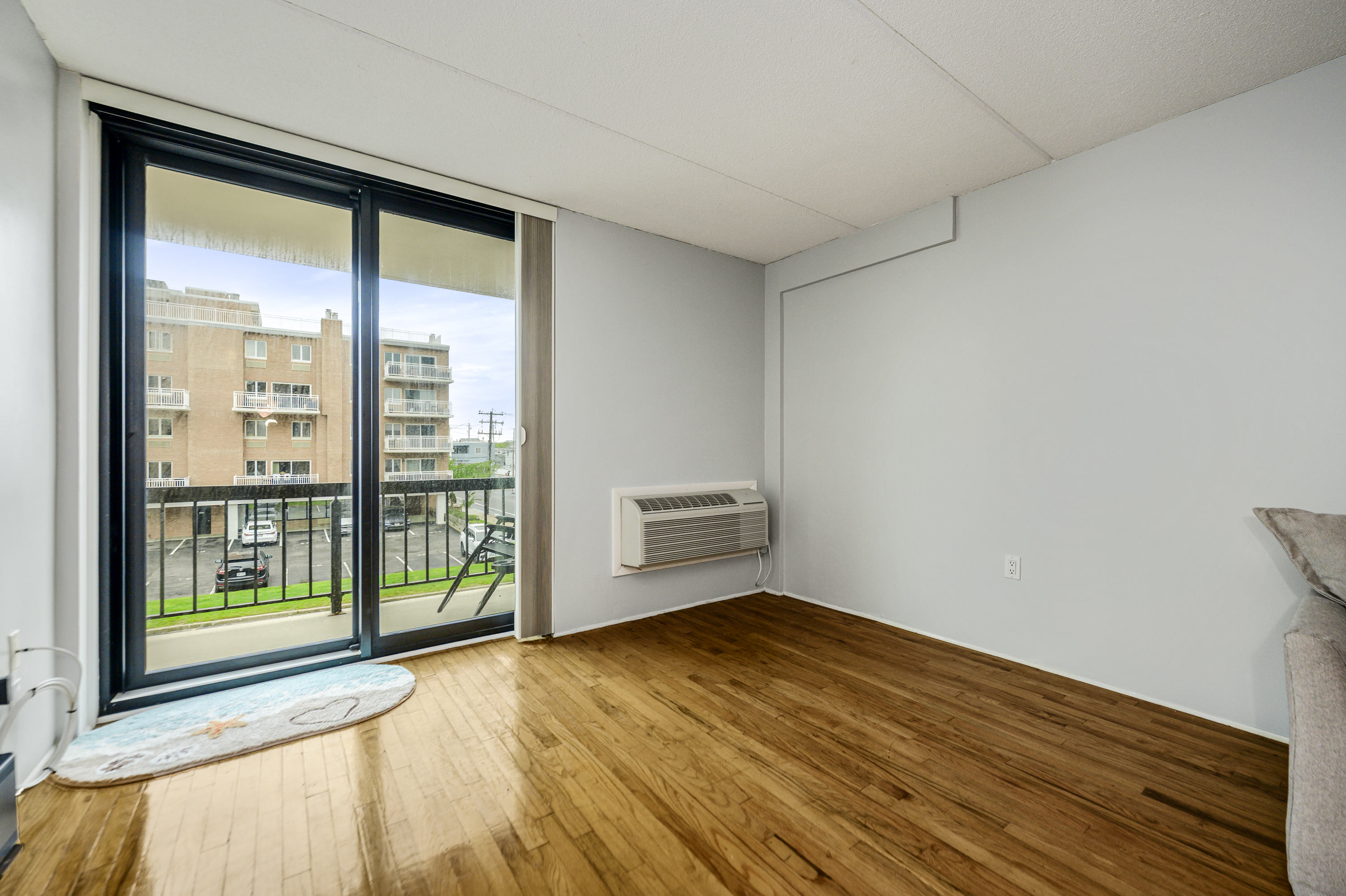 750 W Broadway Unit# 3M
