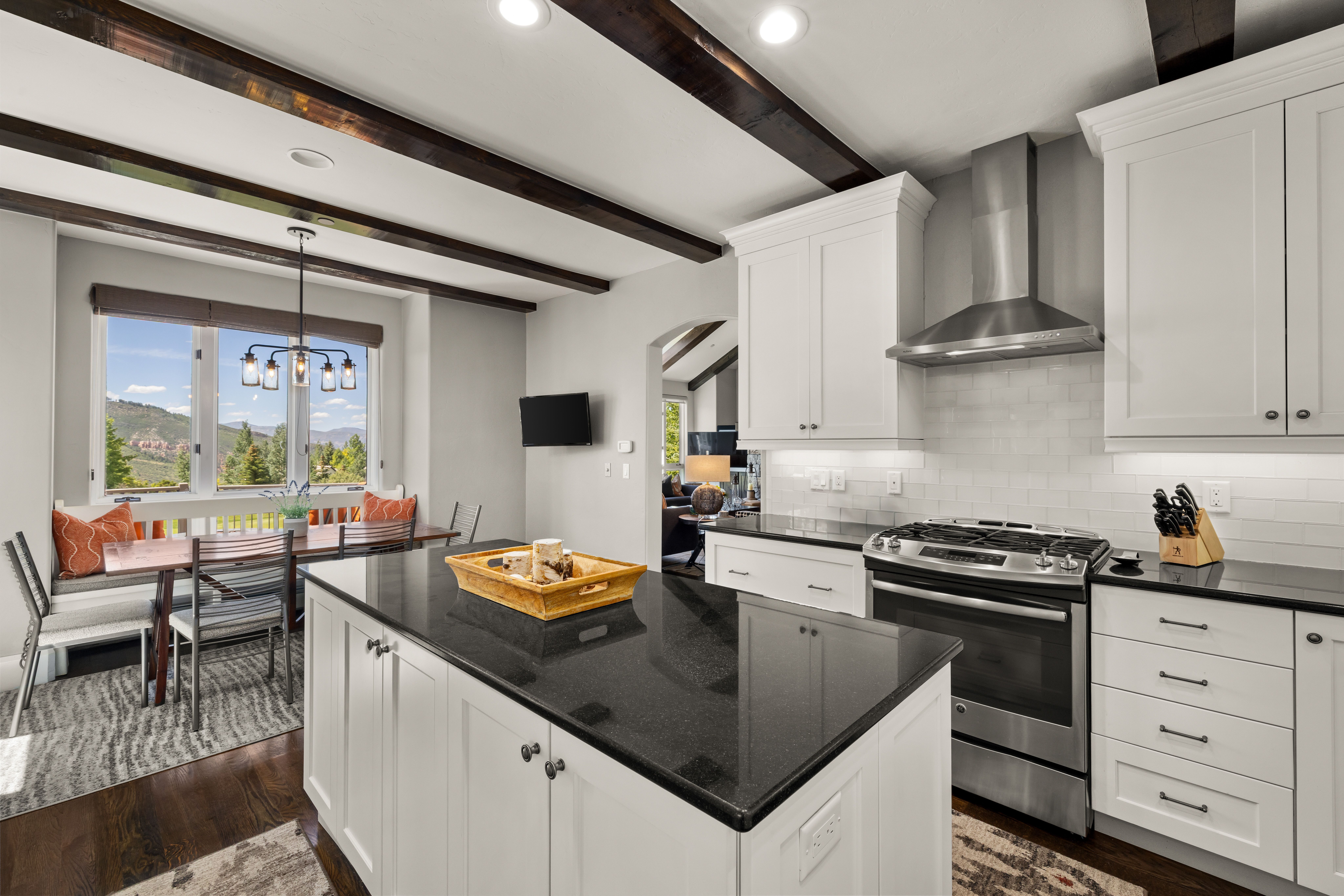 447 Kensington Dr 