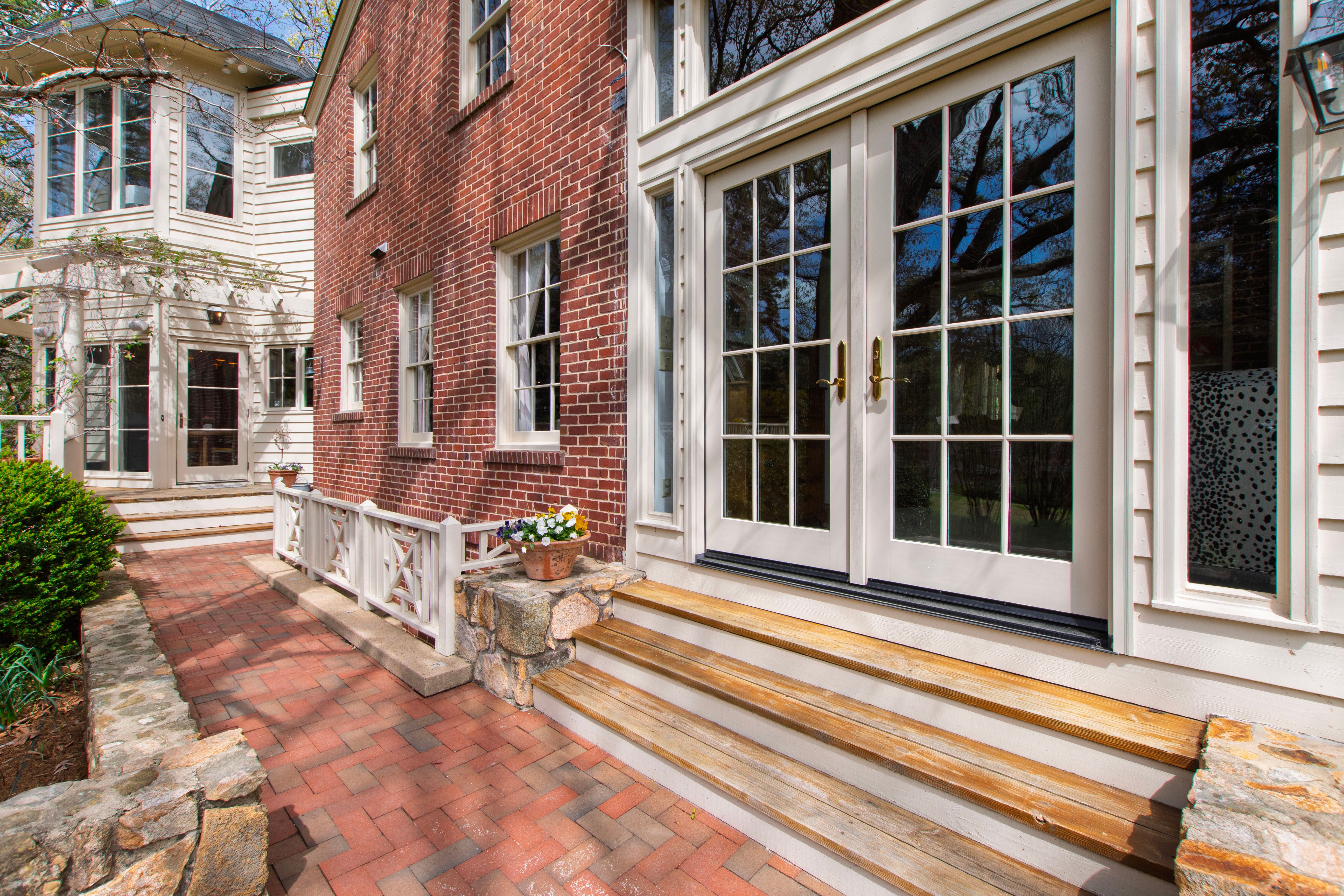 223 Hillcrest Circle 