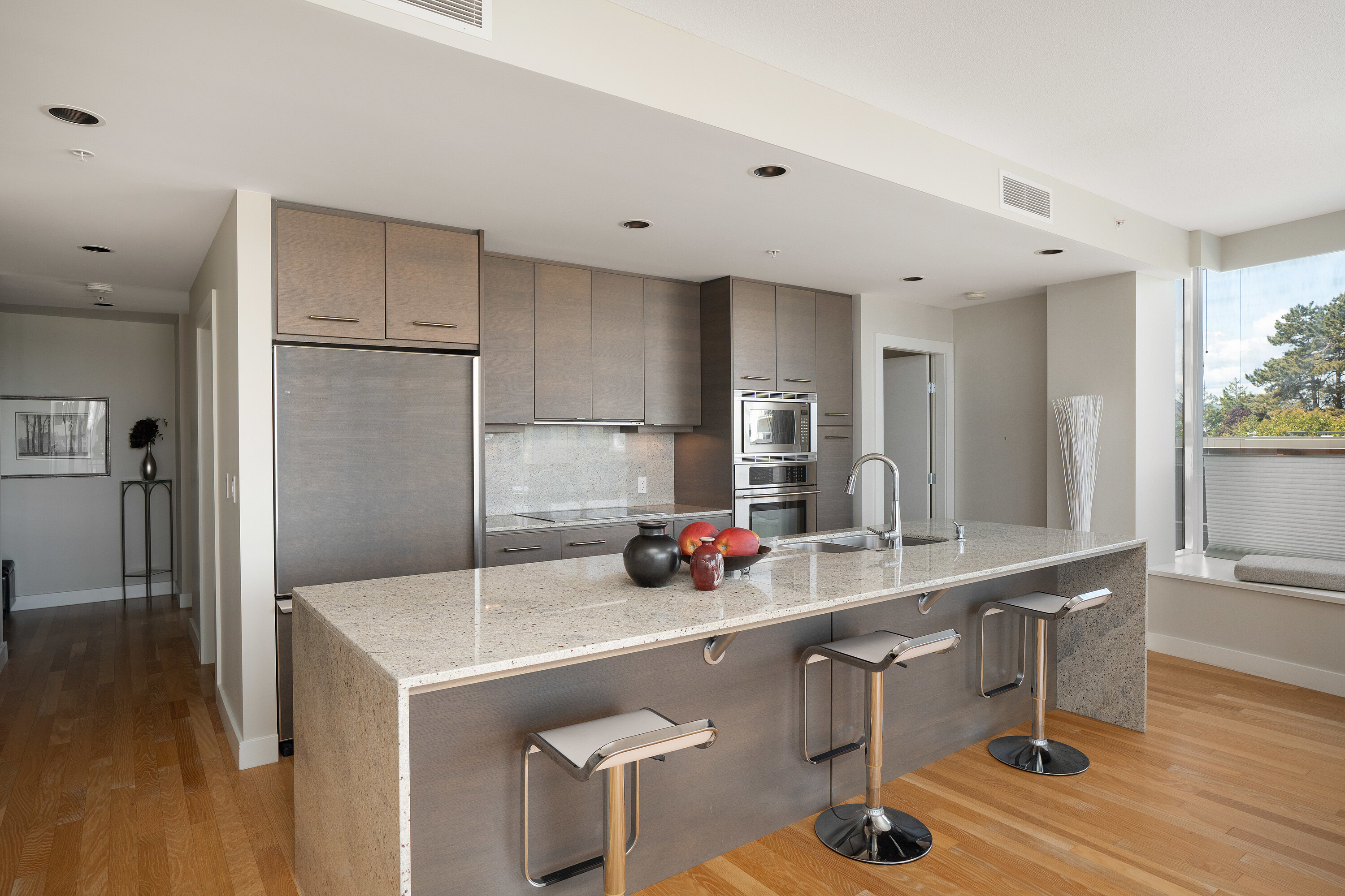 201-9809 Seaport Place