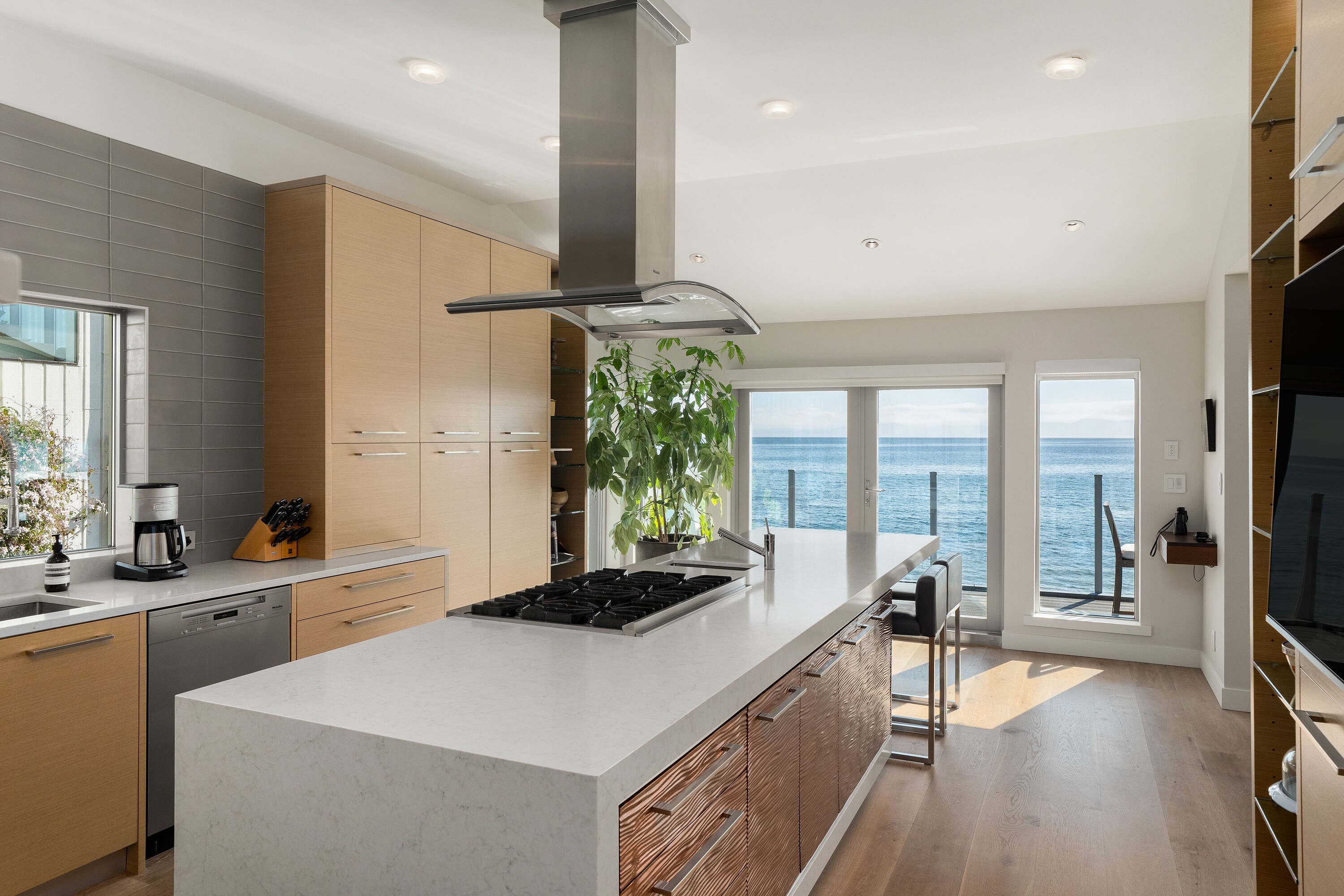 5039 Cordova Bay Road