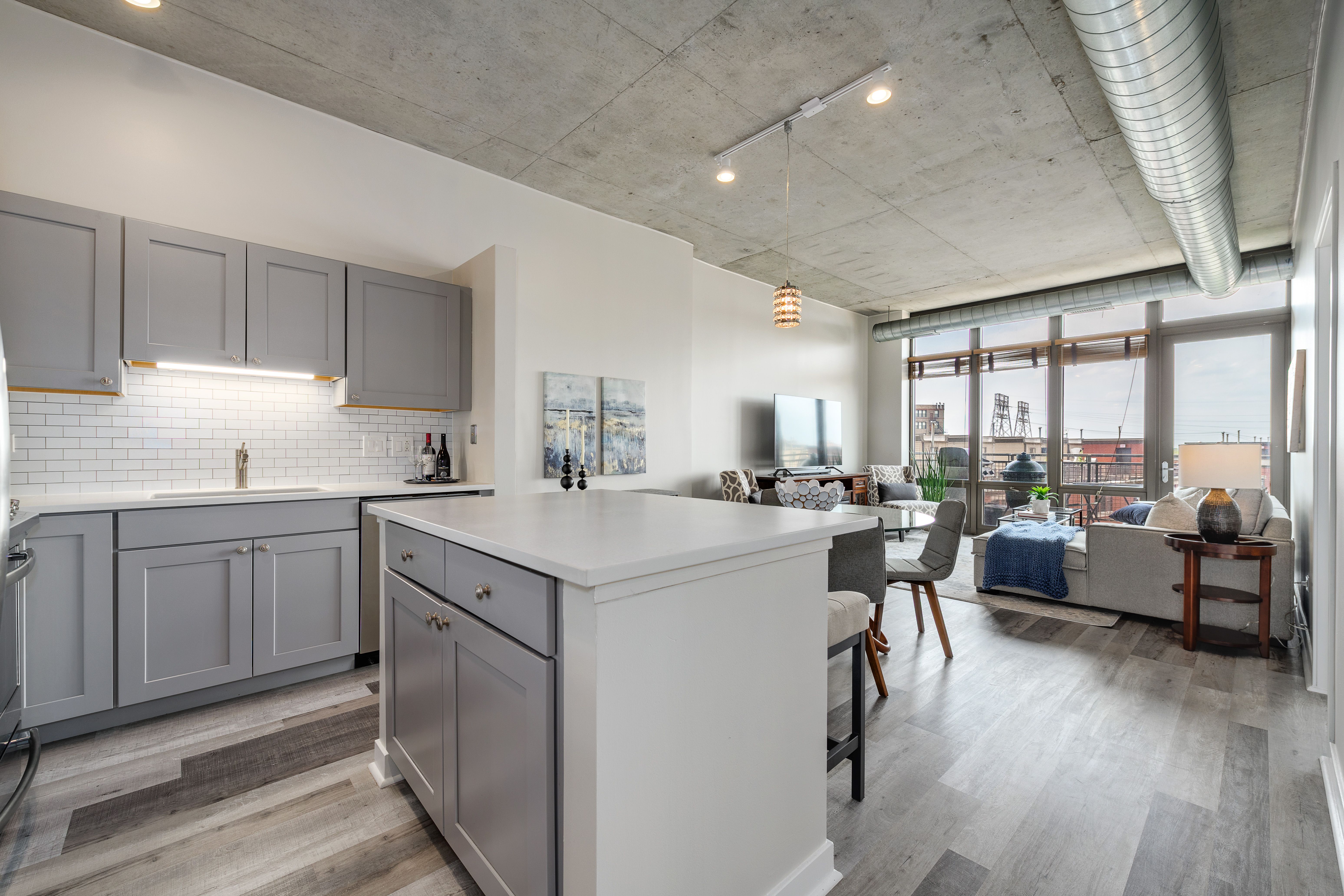 1000 N Kingsbury 406 