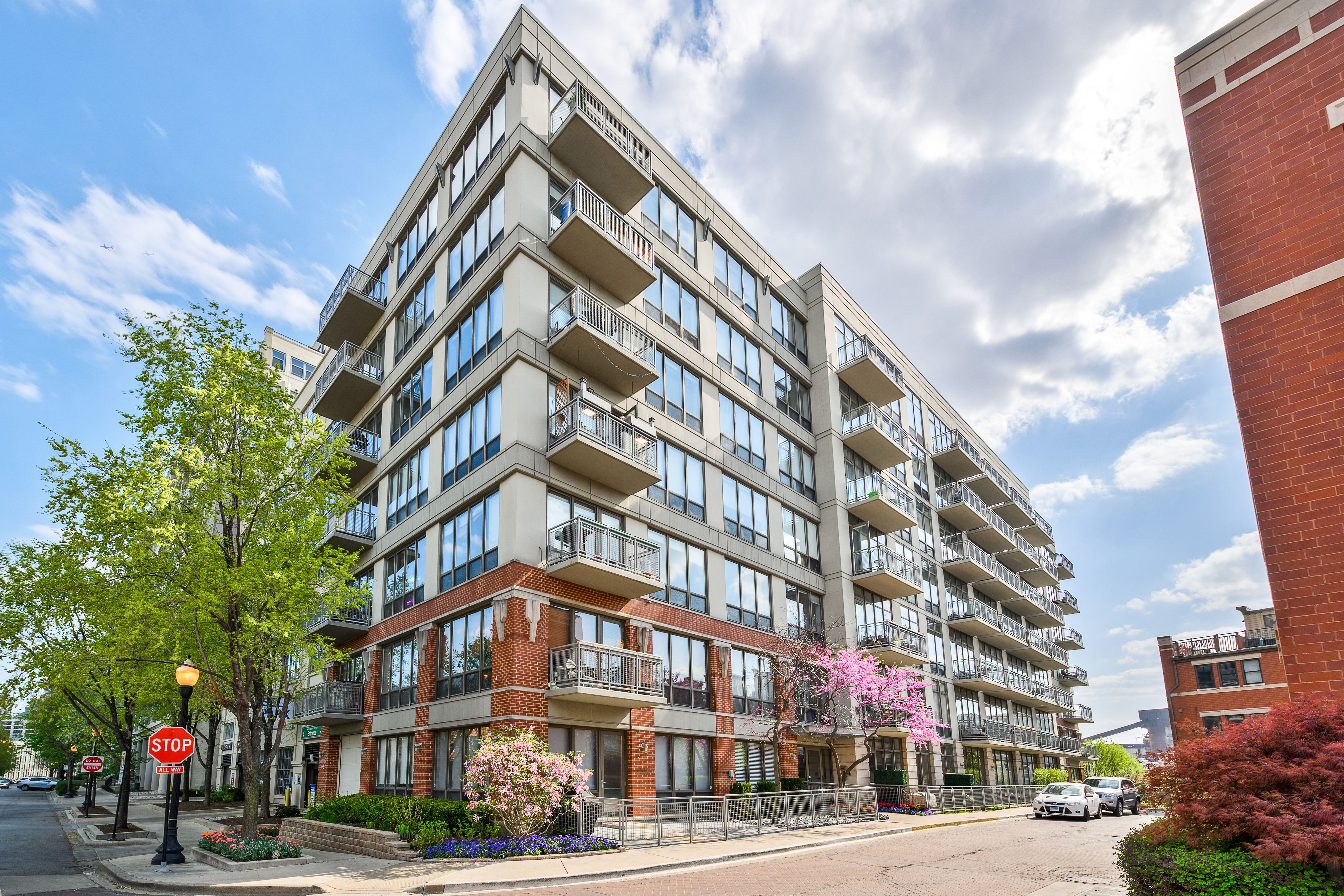 1000 N Kingsbury 406 
