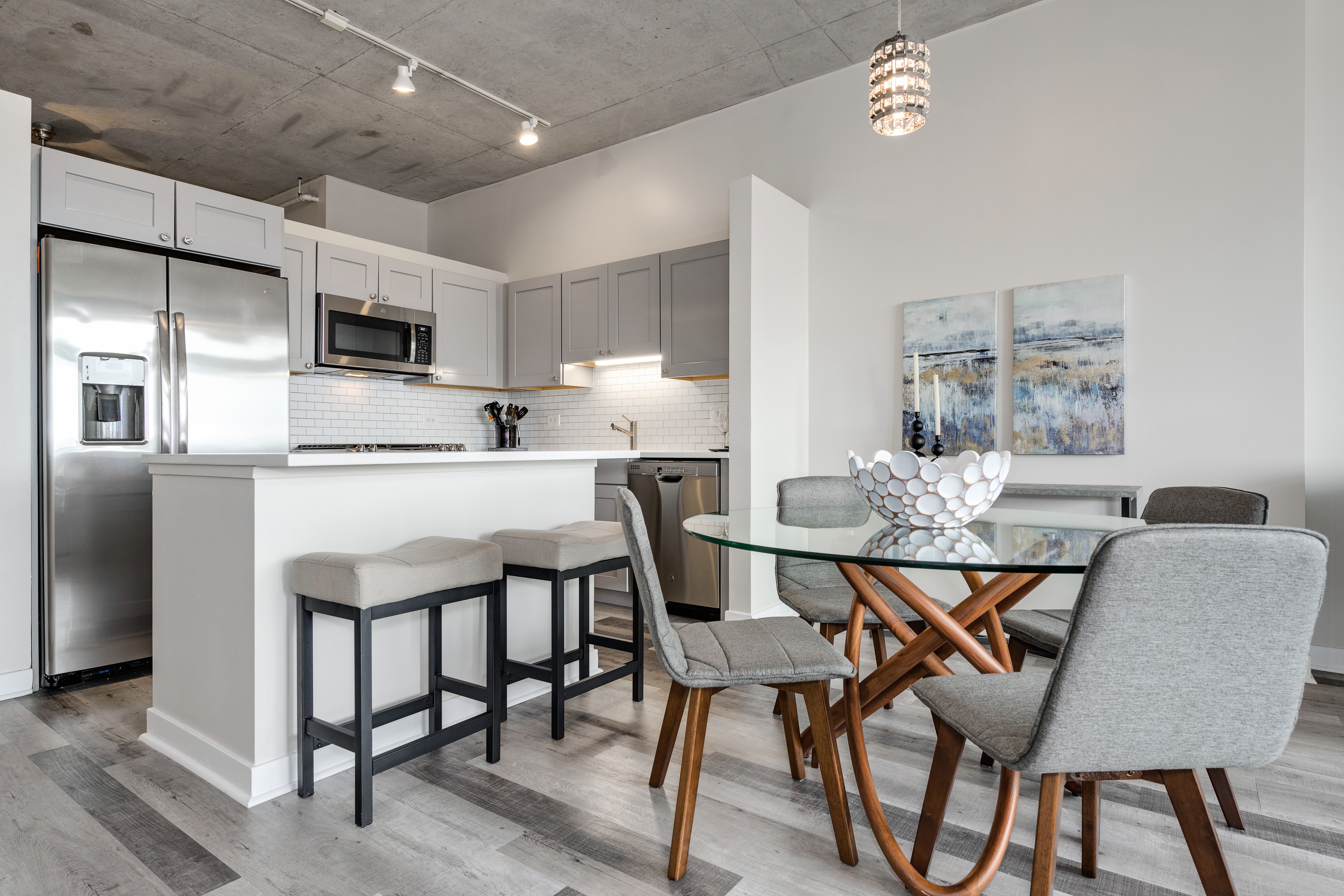 1000 N Kingsbury 406 