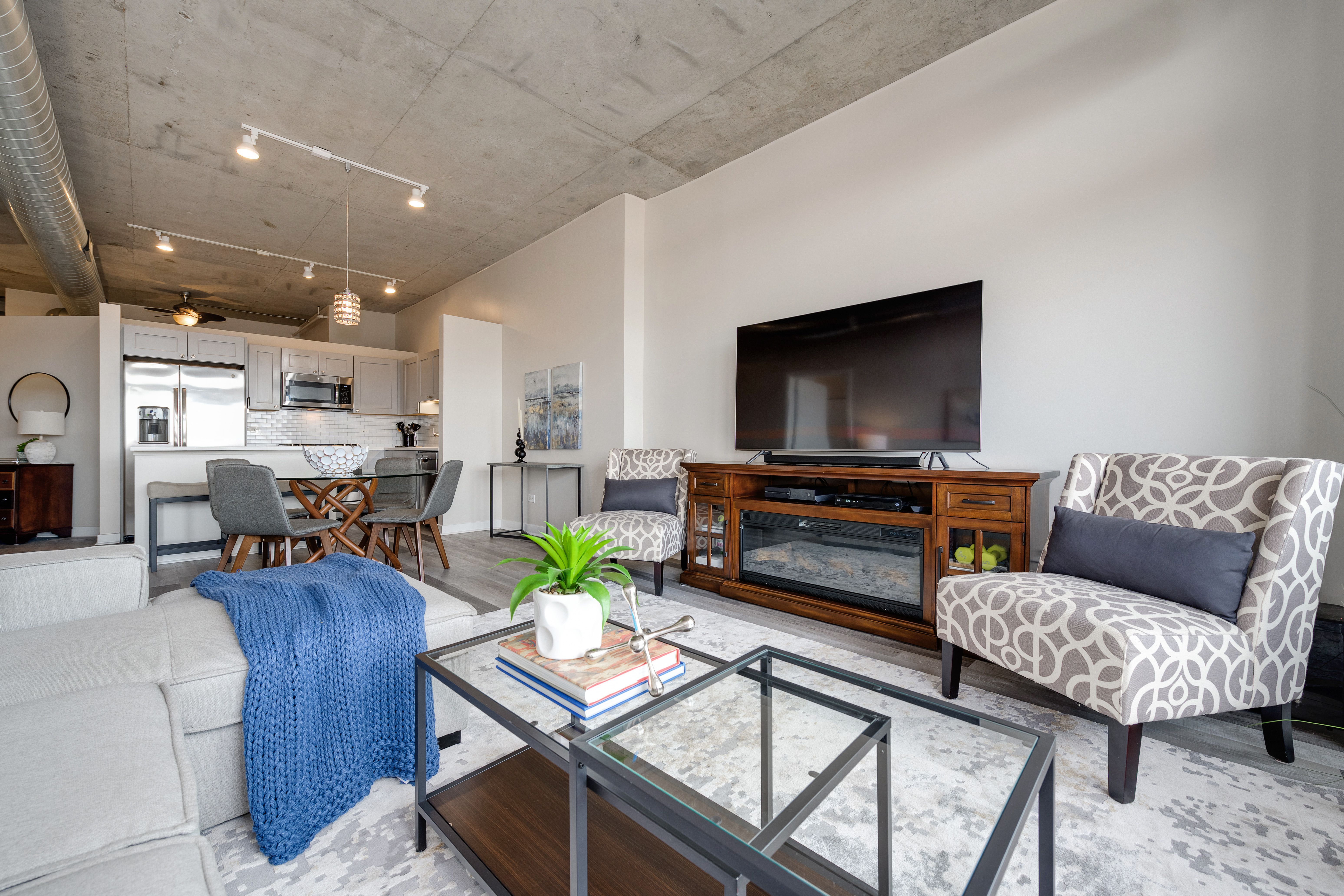 1000 N Kingsbury 406 