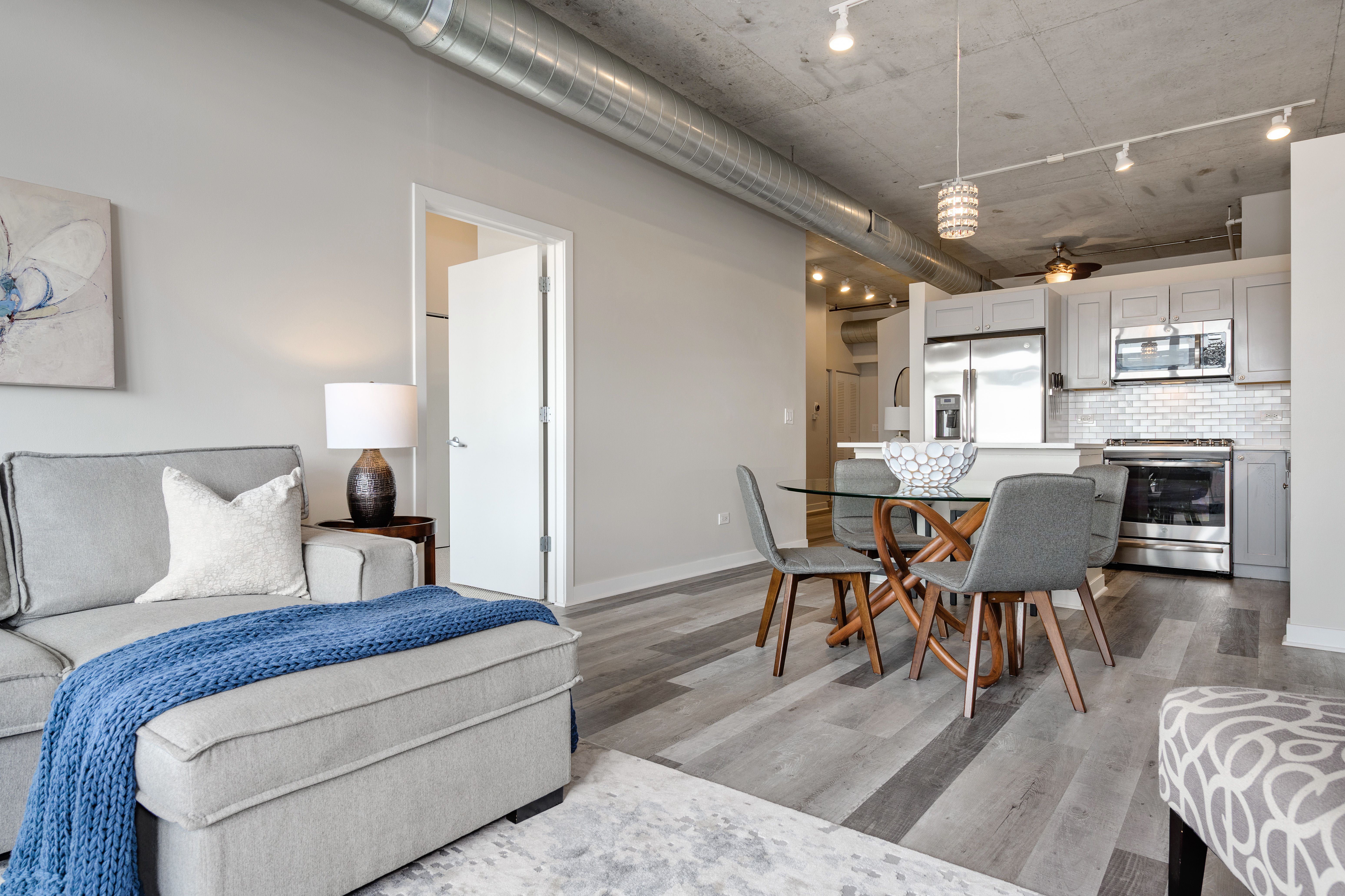 1000 N Kingsbury 406 