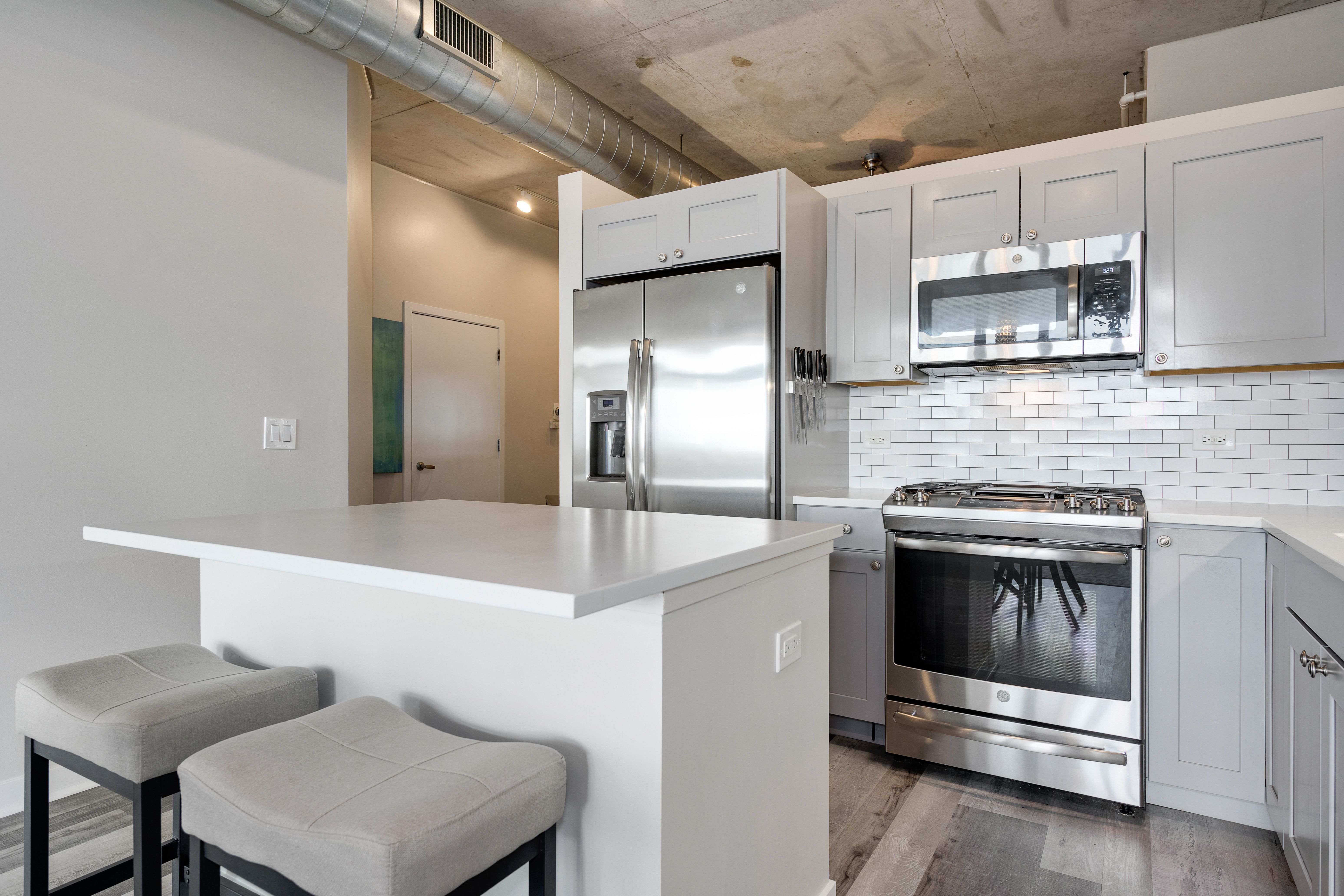 1000 N Kingsbury 406 