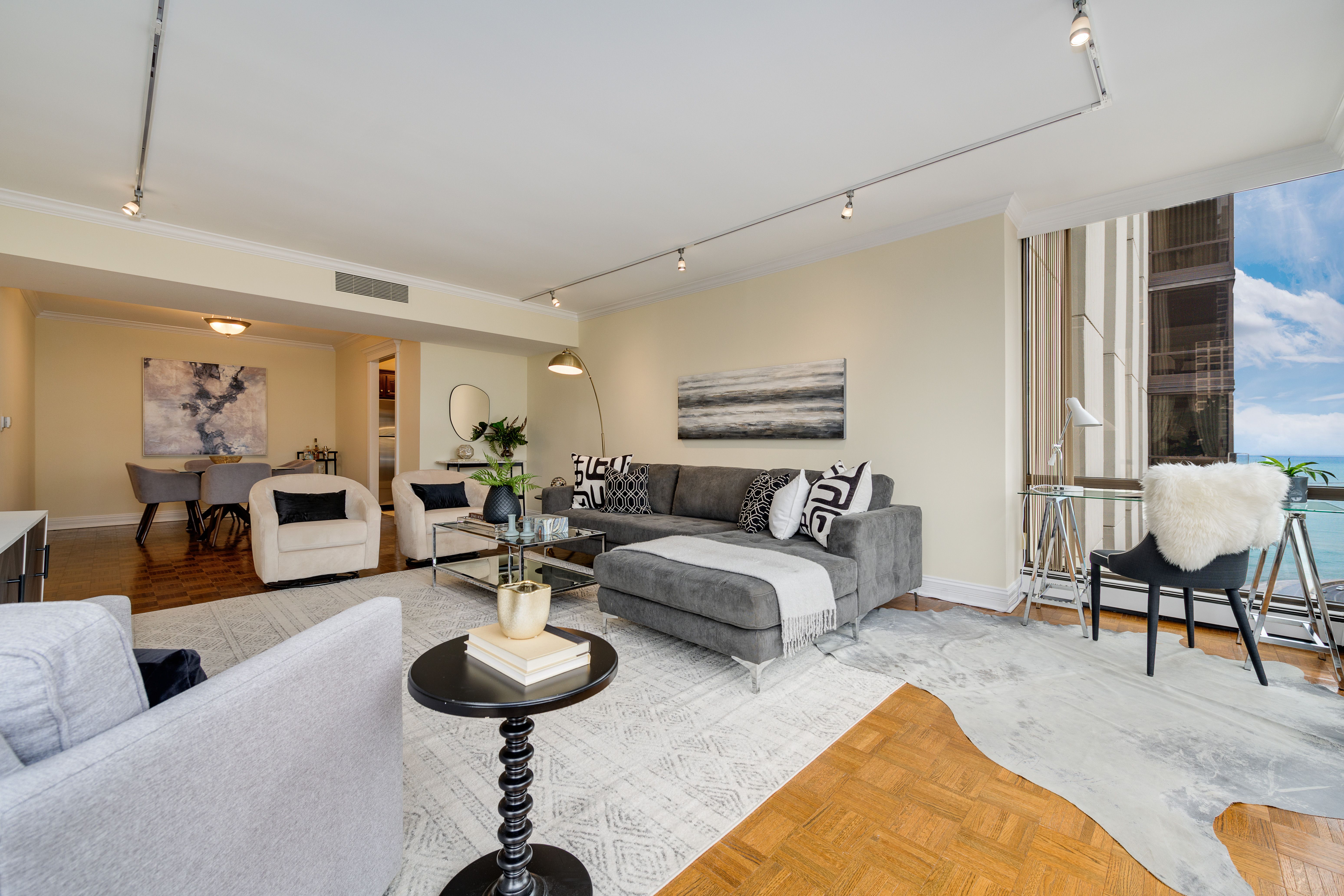 100 E Bellevue 28C 