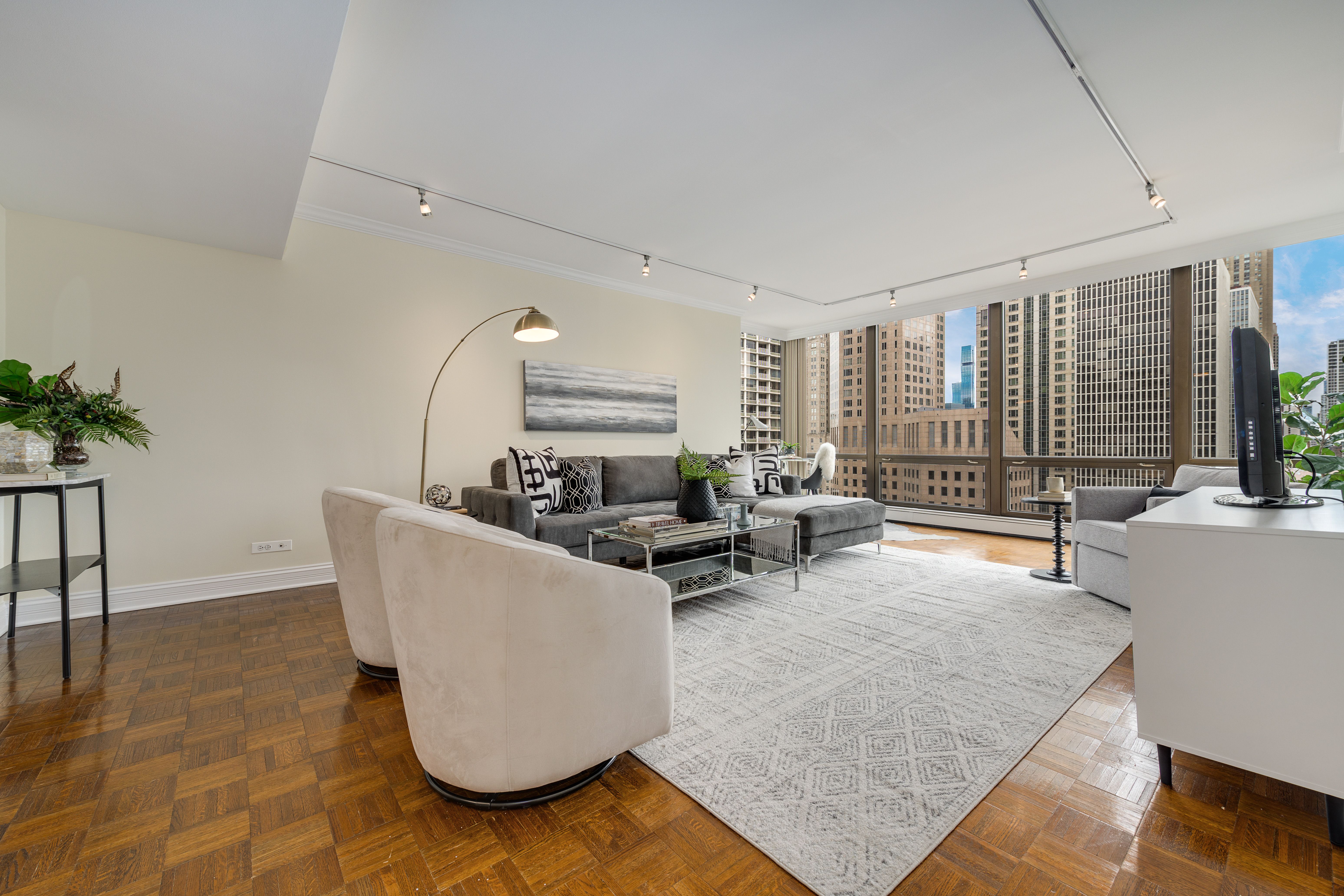 100 E Bellevue 28C 