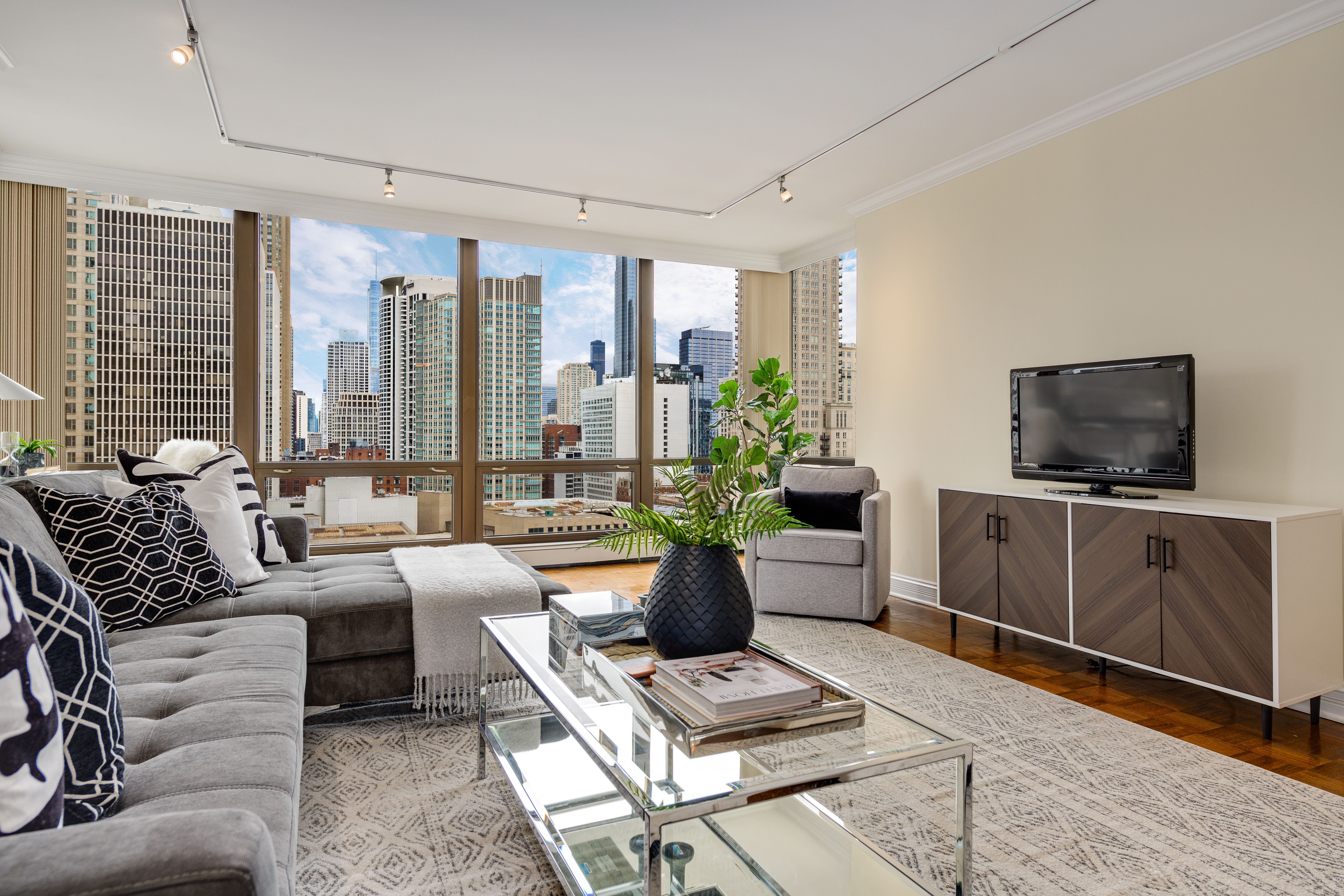 100 E Bellevue 28C 