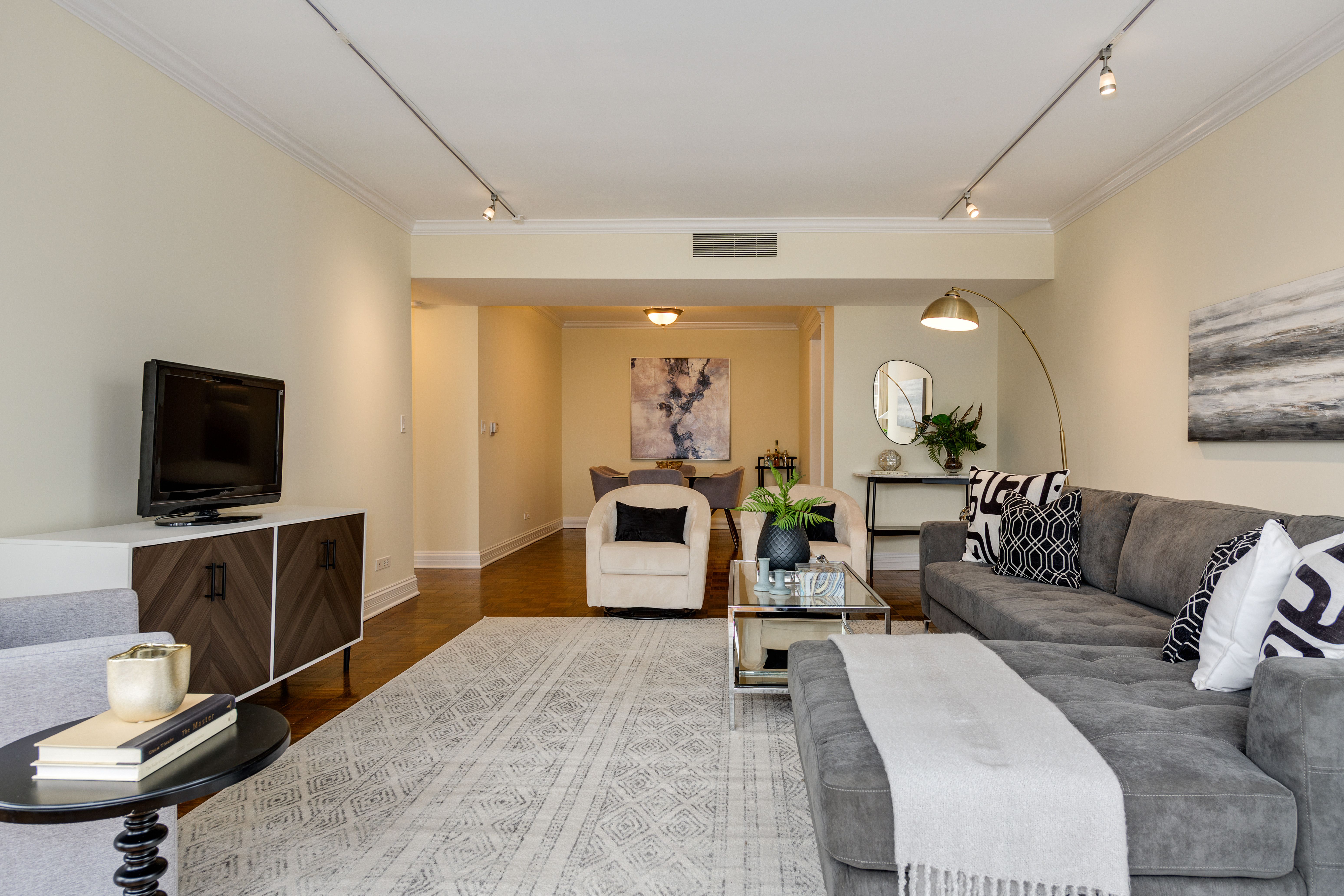 100 E Bellevue 28C 
