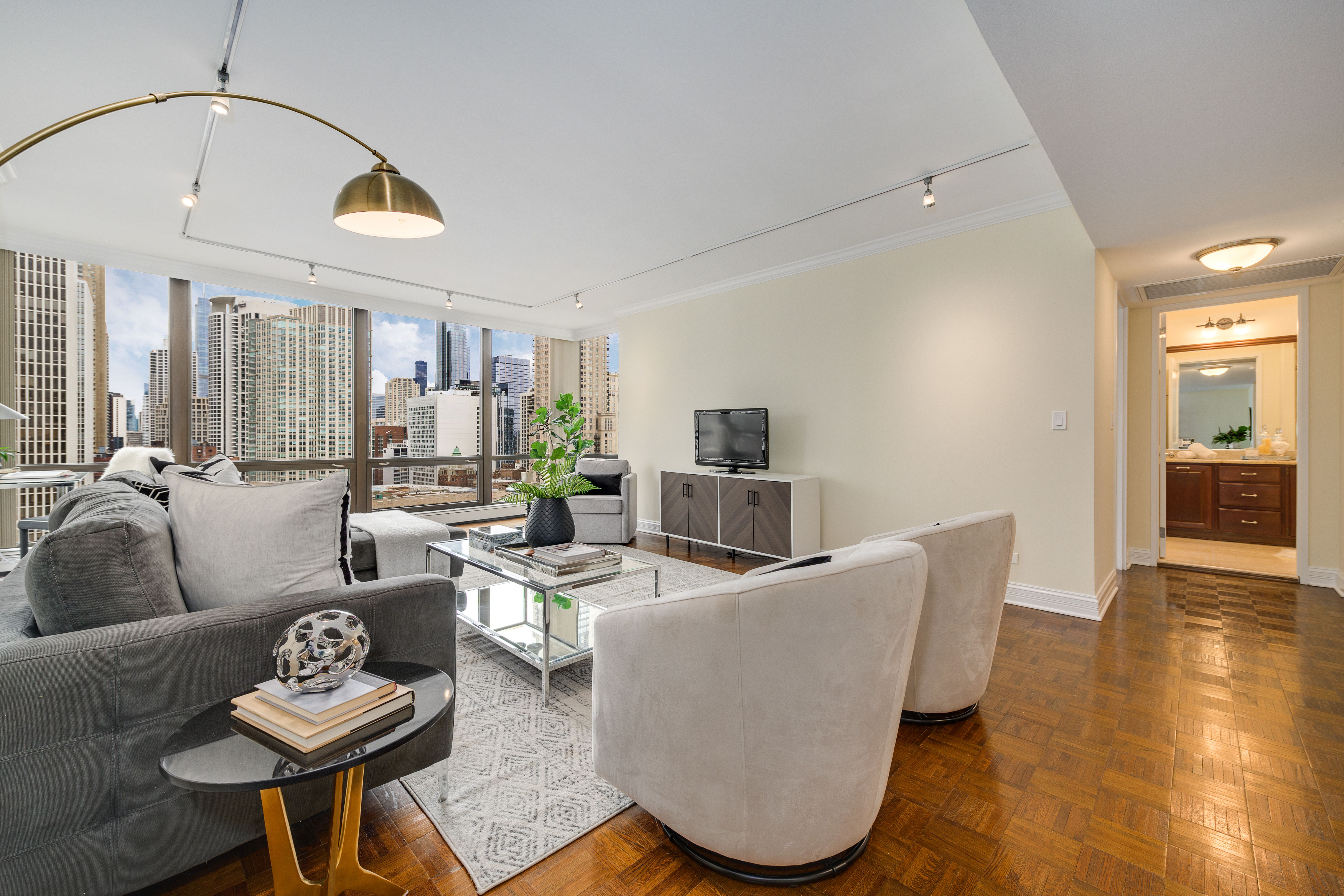 100 E Bellevue 28C 