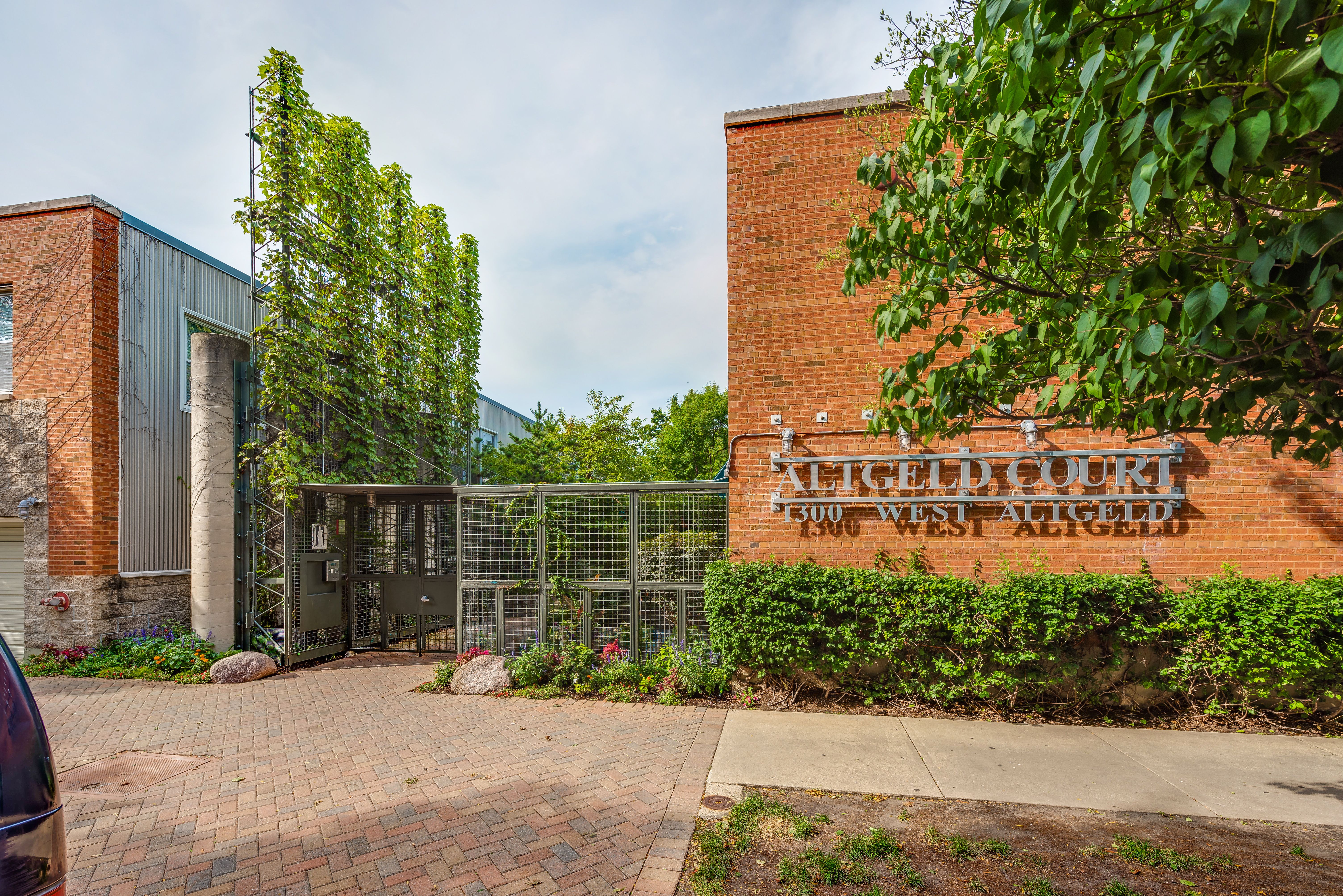 1300 W Altgeld 132 