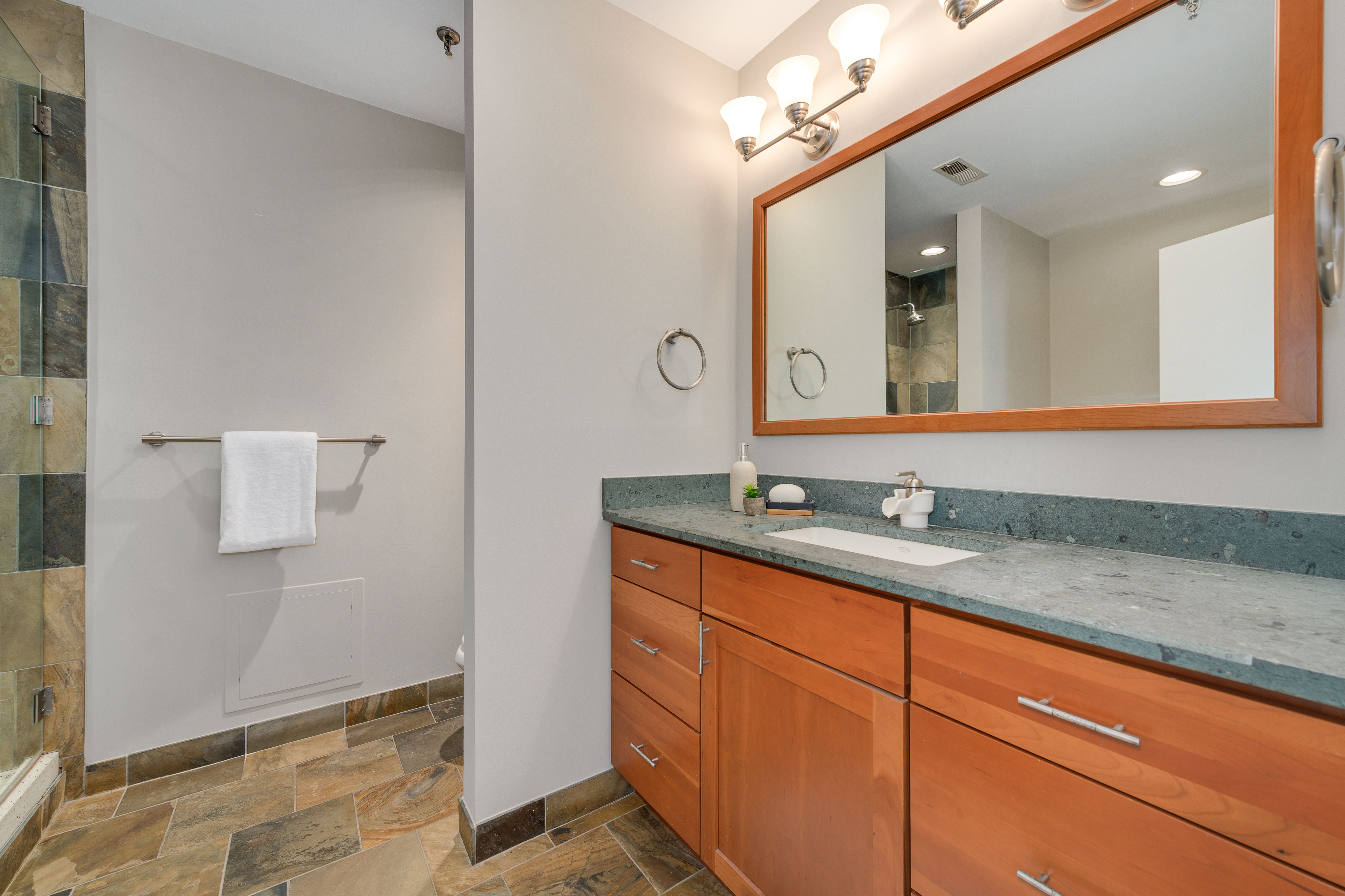 1300 W Altgeld 132 
