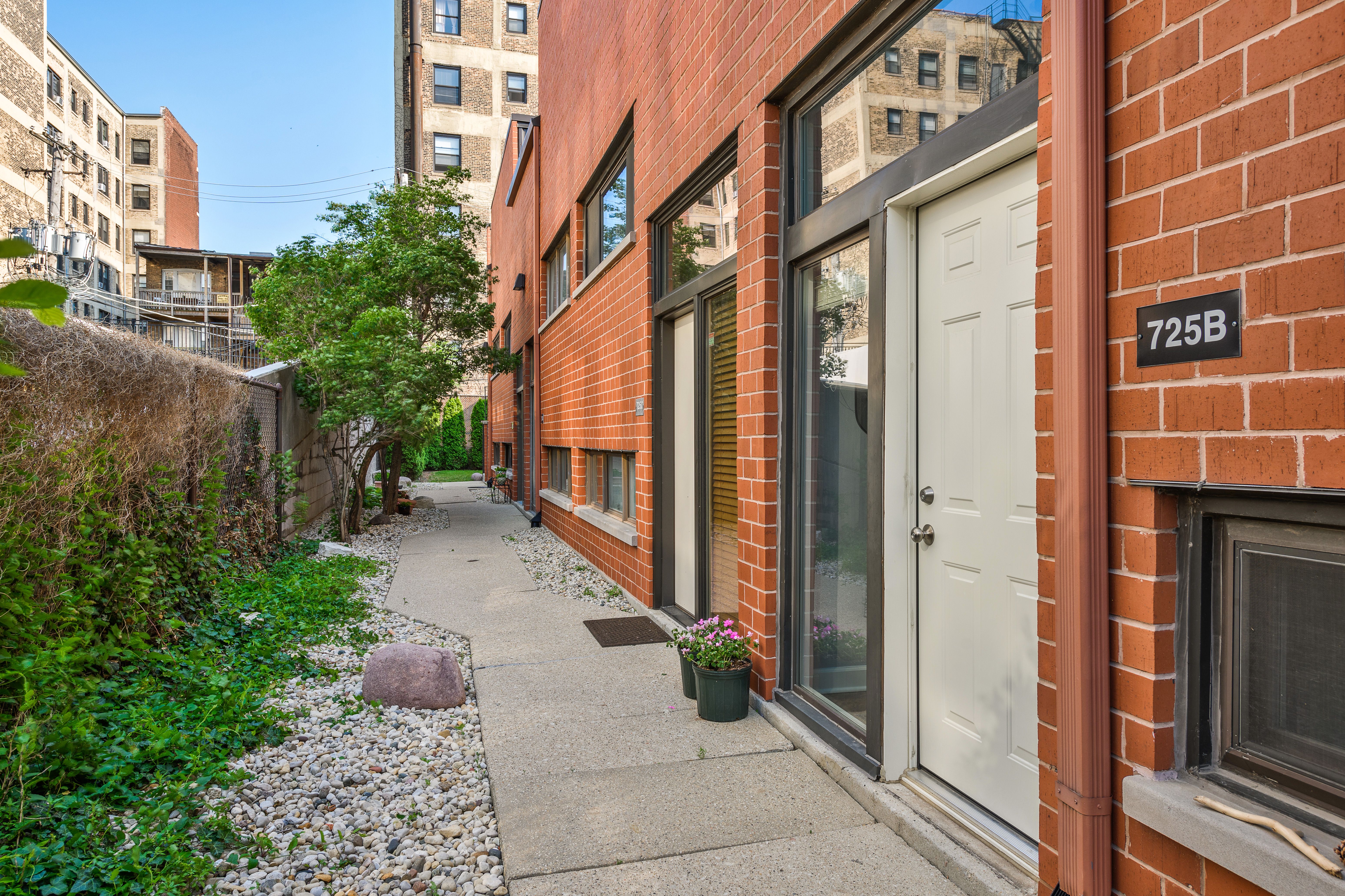 725 West Waveland B 
