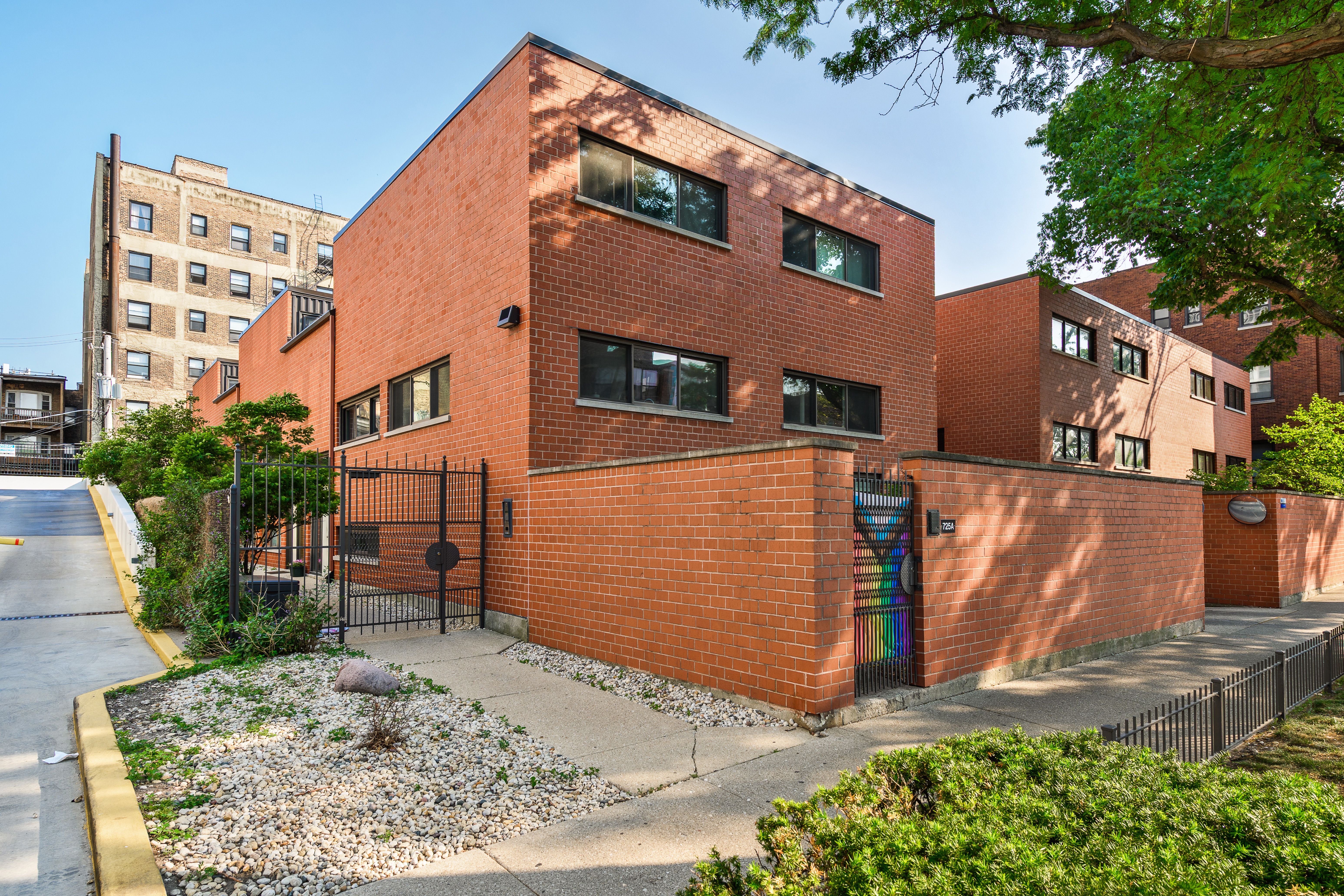 725 West Waveland B 