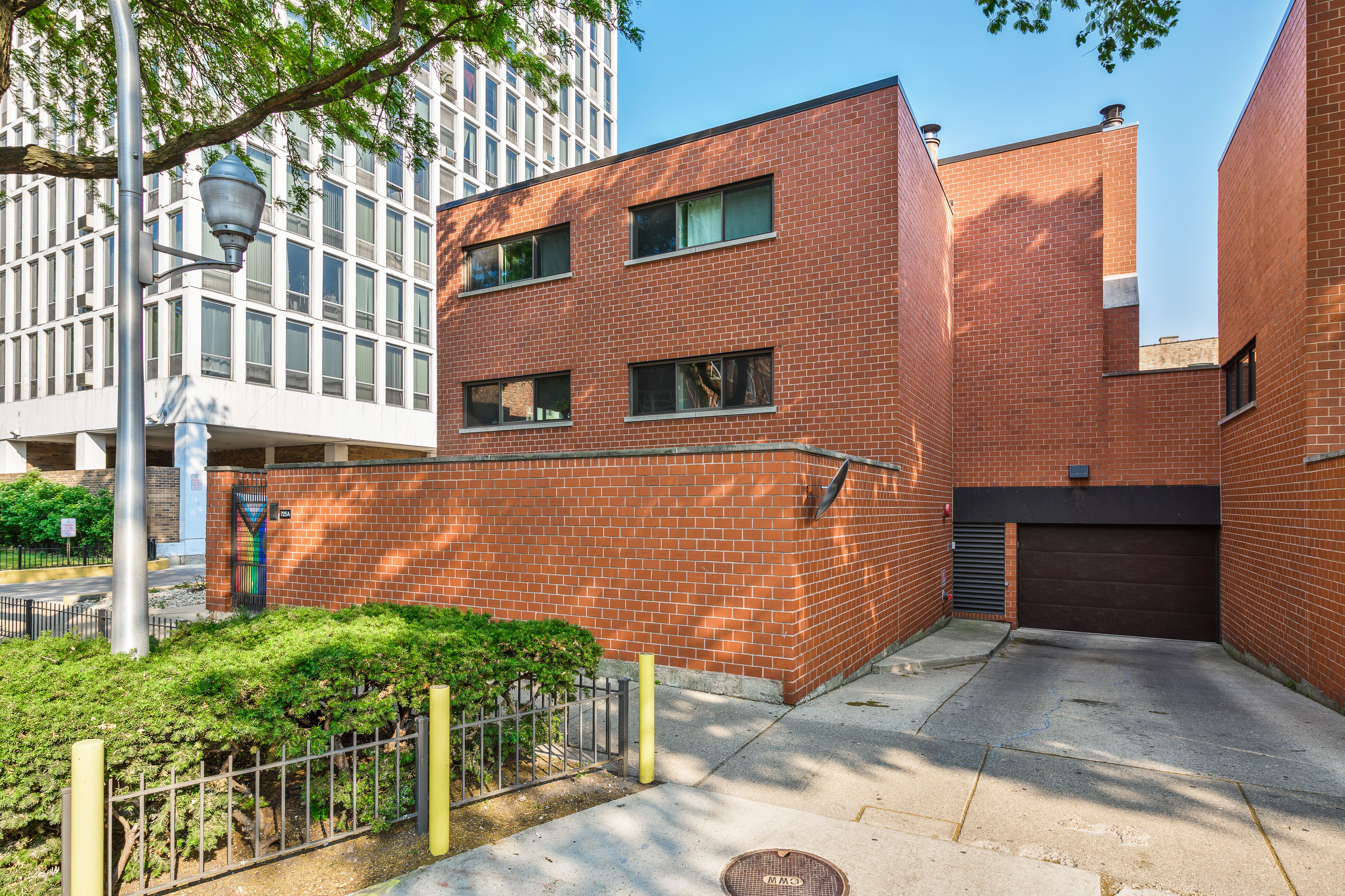 725 West Waveland B 