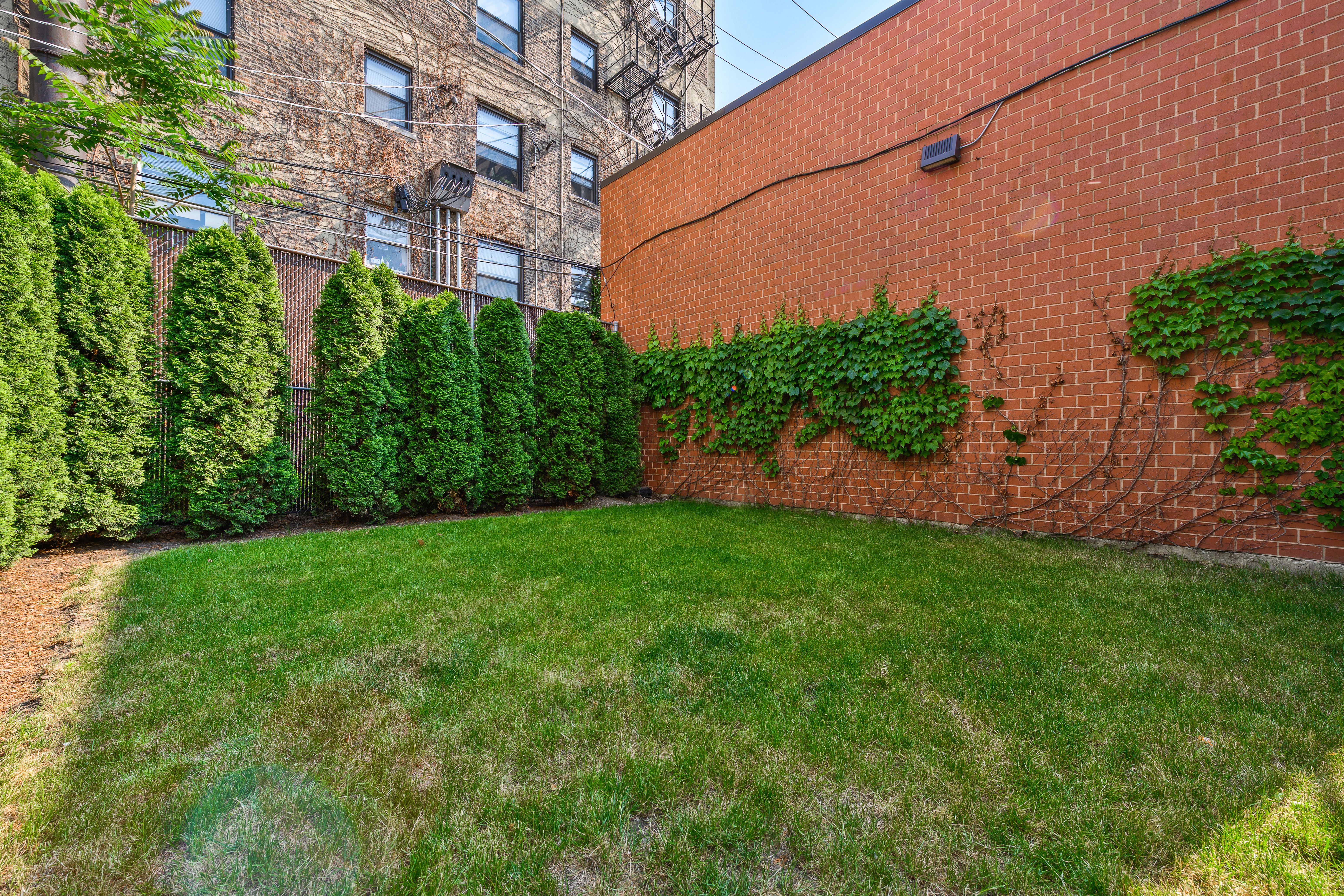 725 West Waveland B 