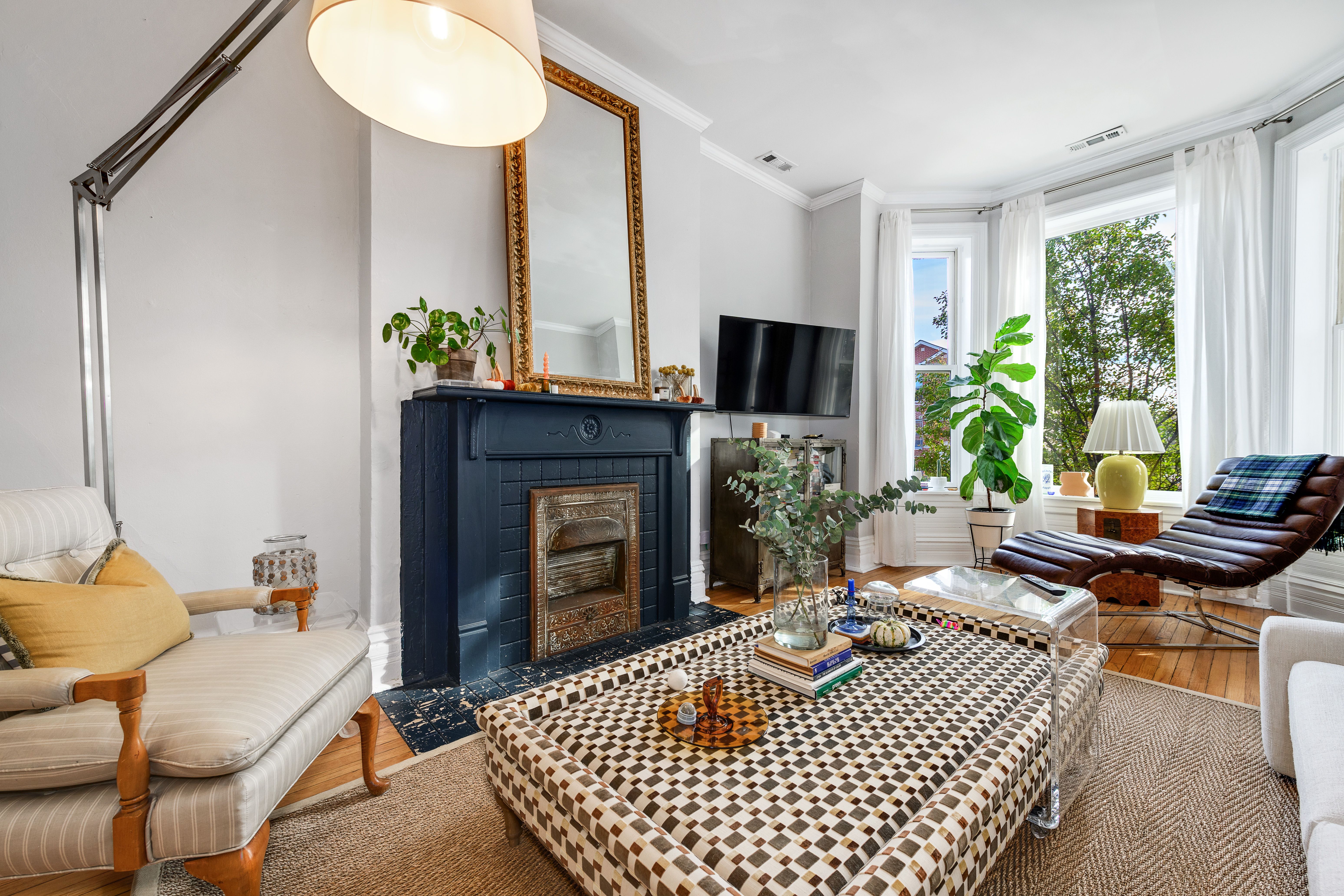 2038 W Huron 