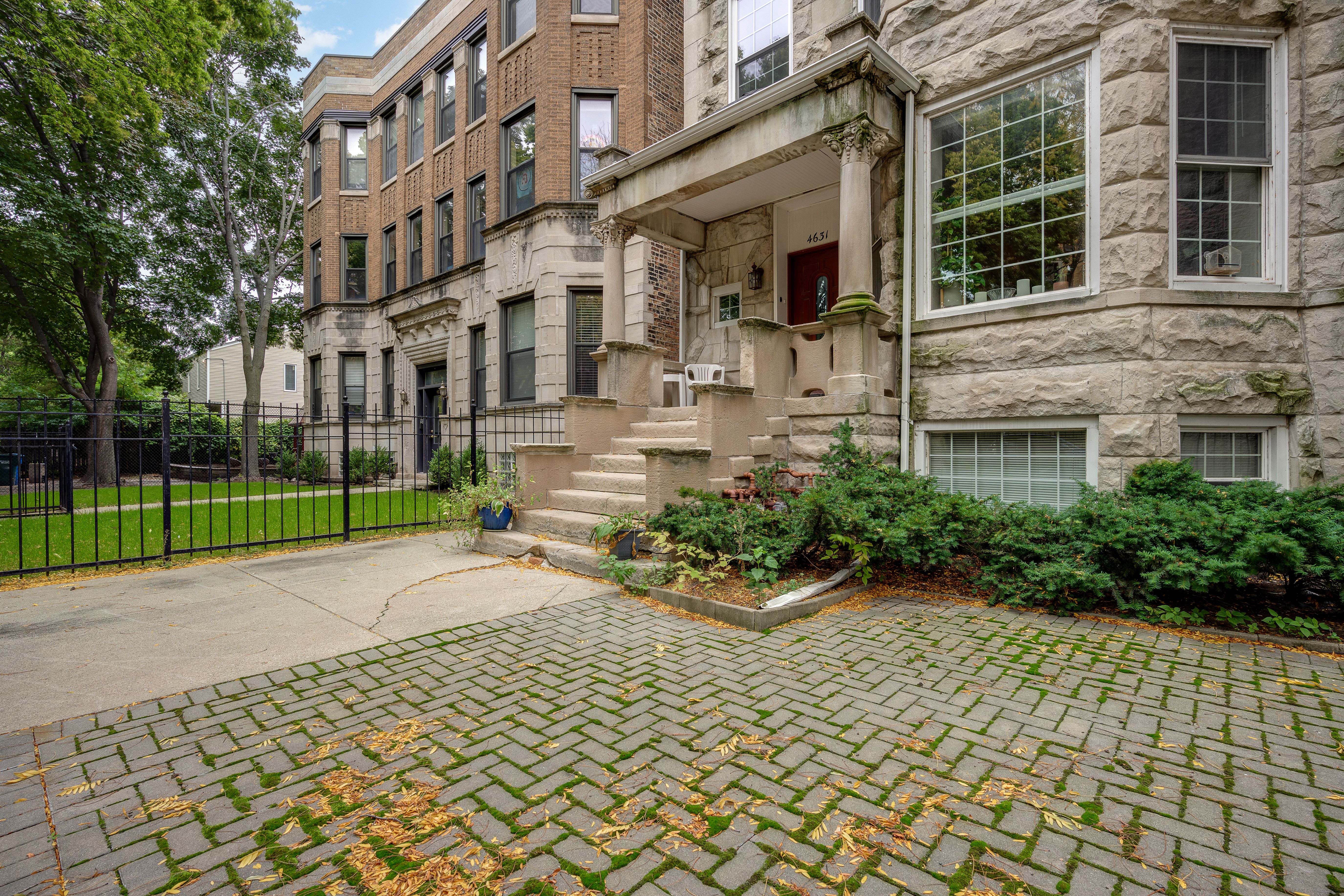 4631 N Kenmore Avenue 