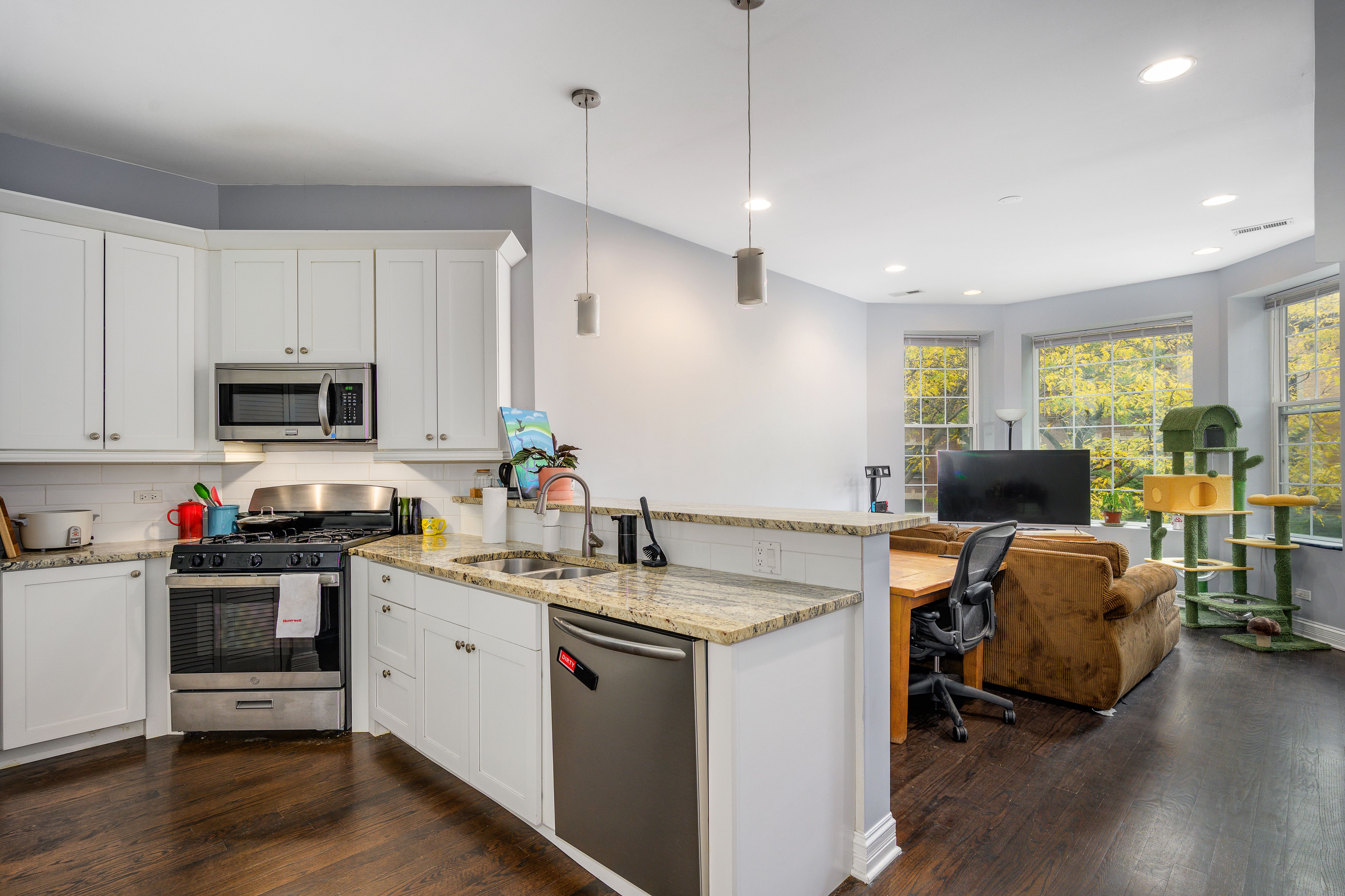 4631 N Kenmore Avenue 