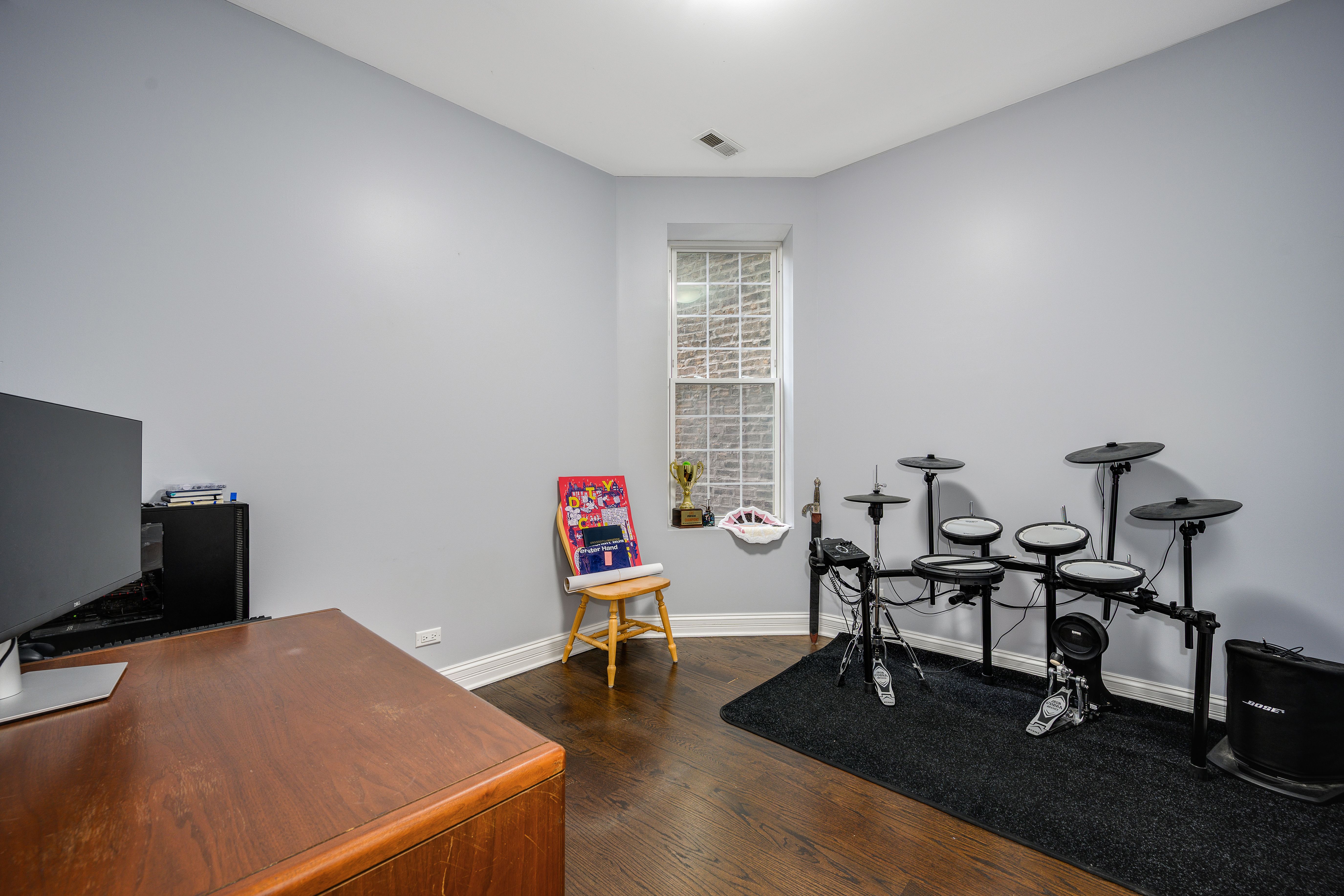 4631 N Kenmore Avenue 