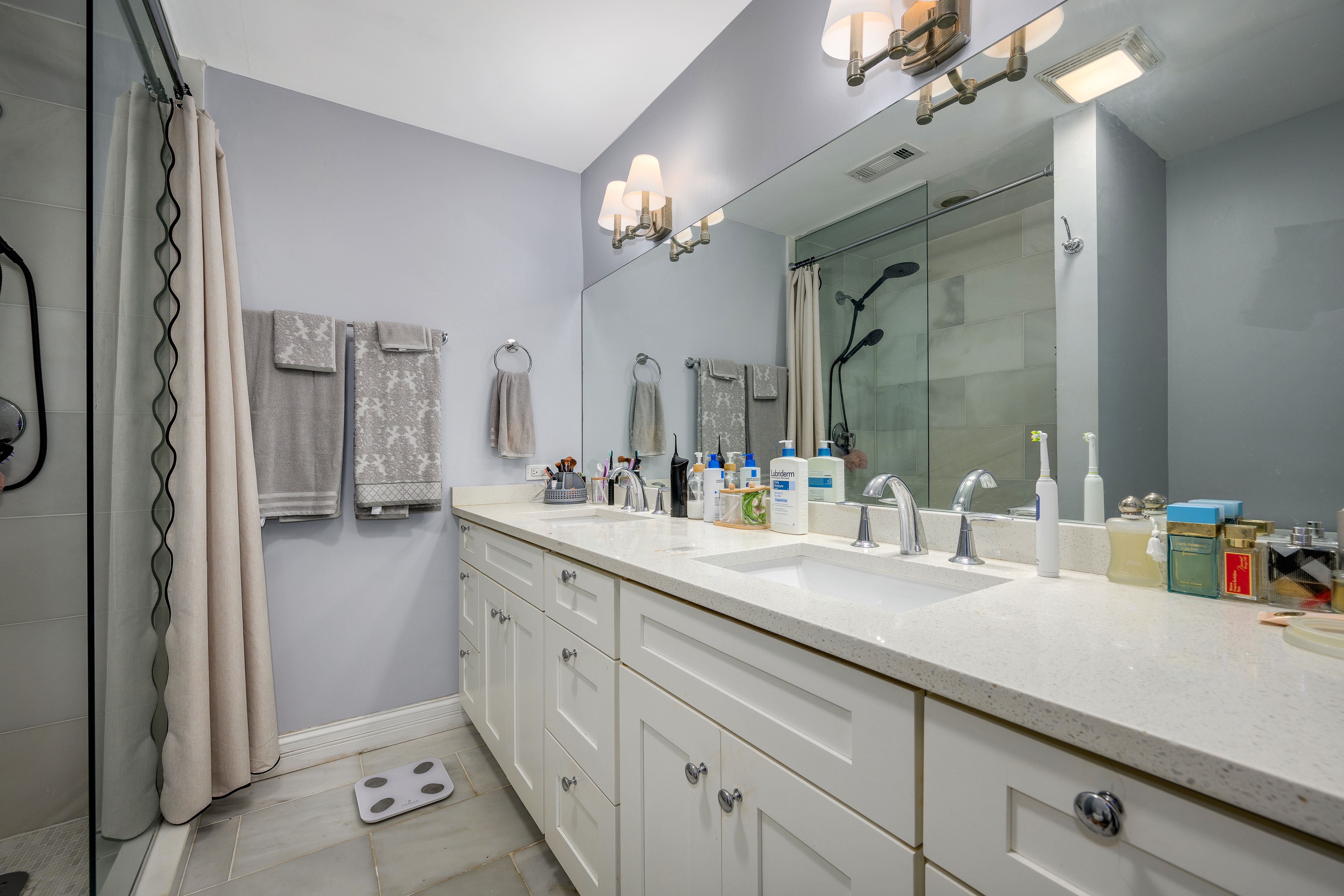 4631 N Kenmore Avenue 