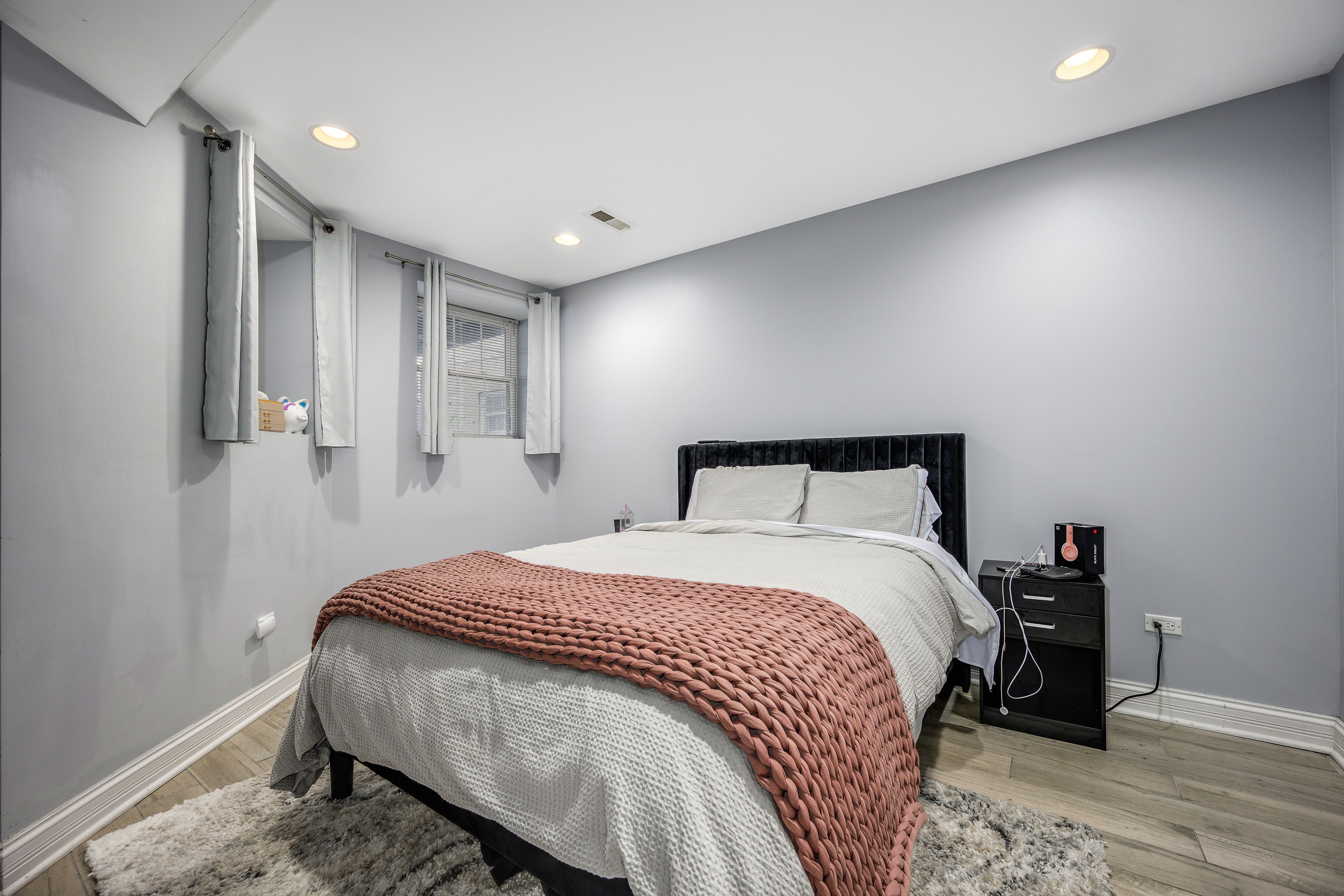 4631 N Kenmore Avenue 