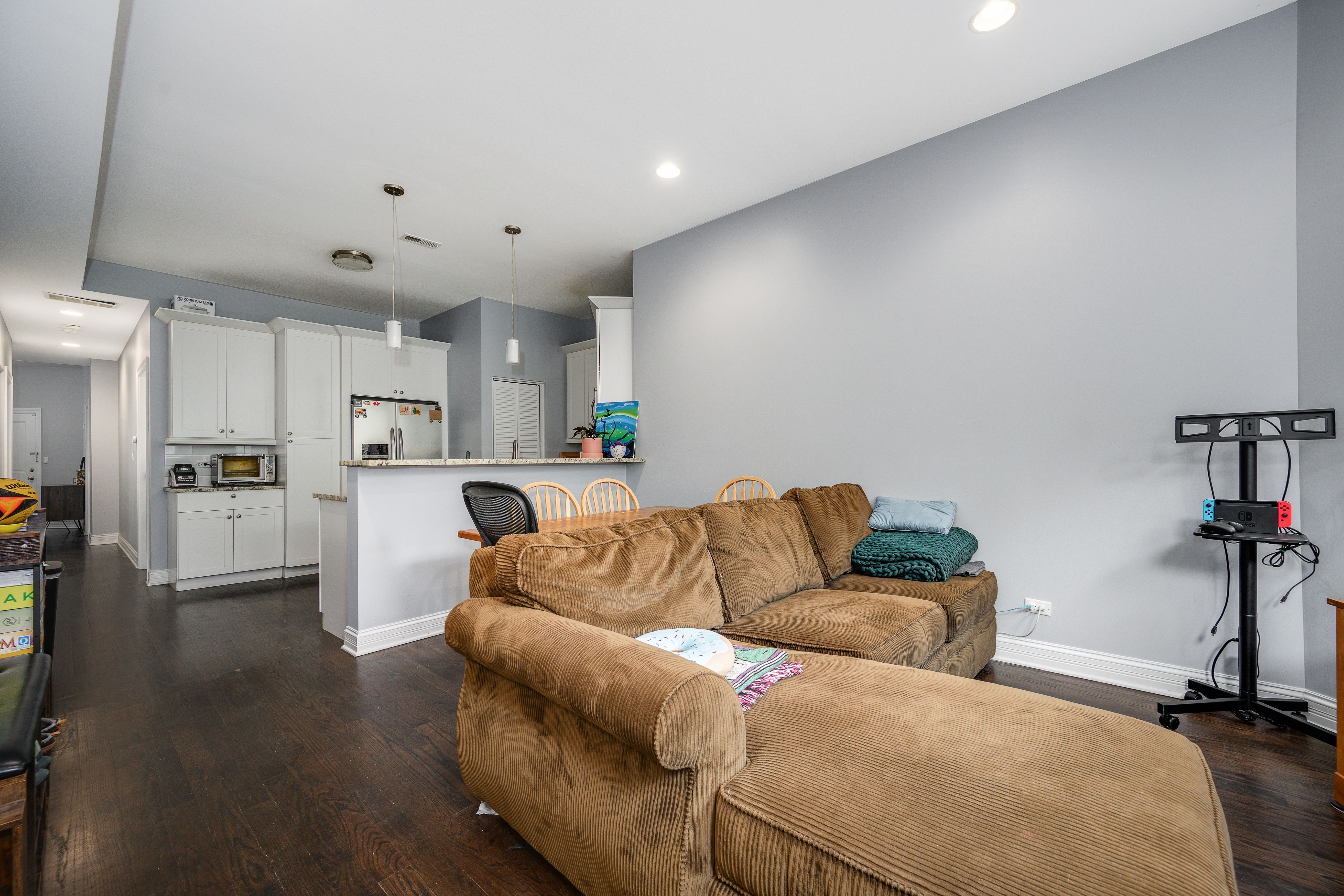 4631 N Kenmore Avenue 