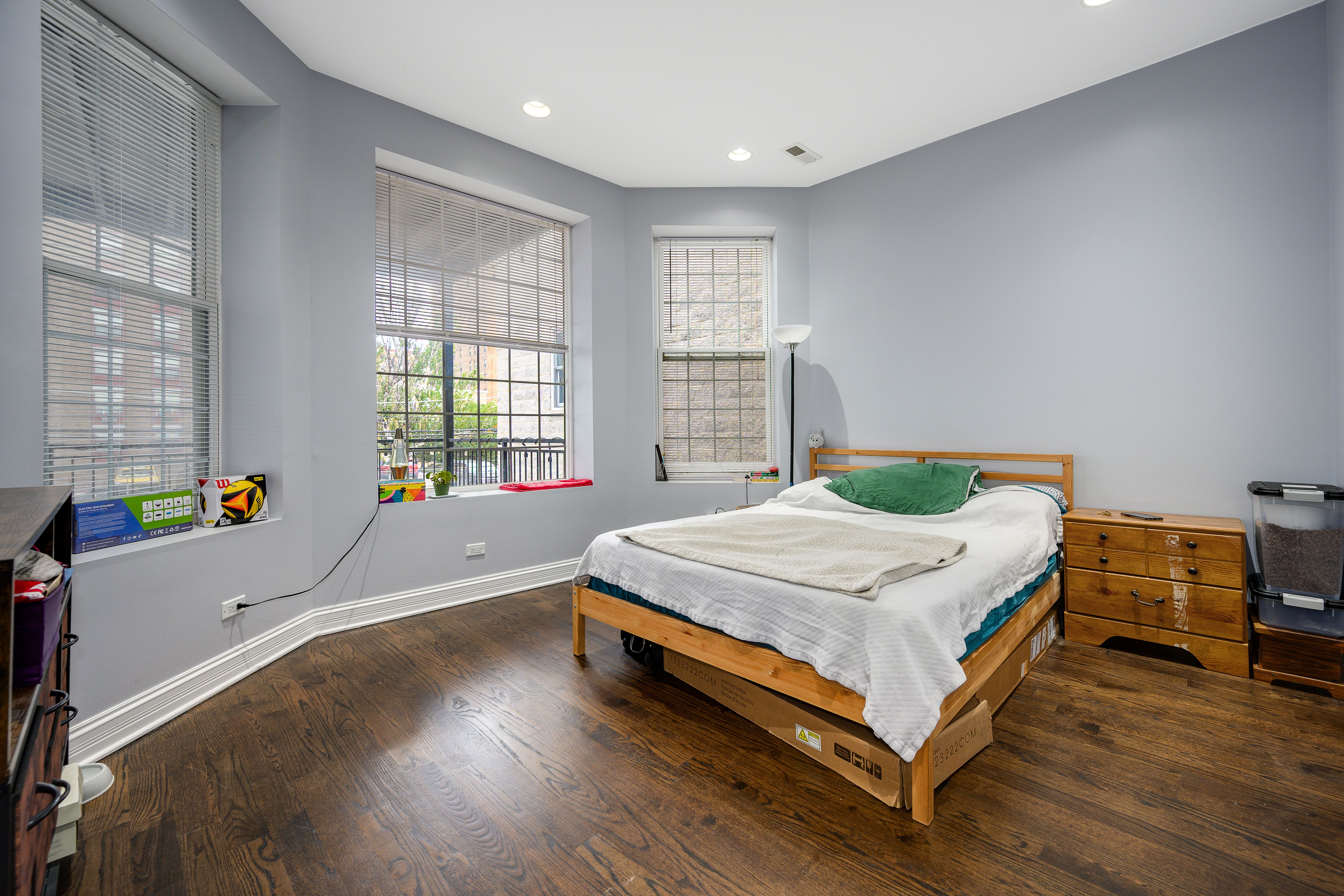 4631 N Kenmore Avenue 