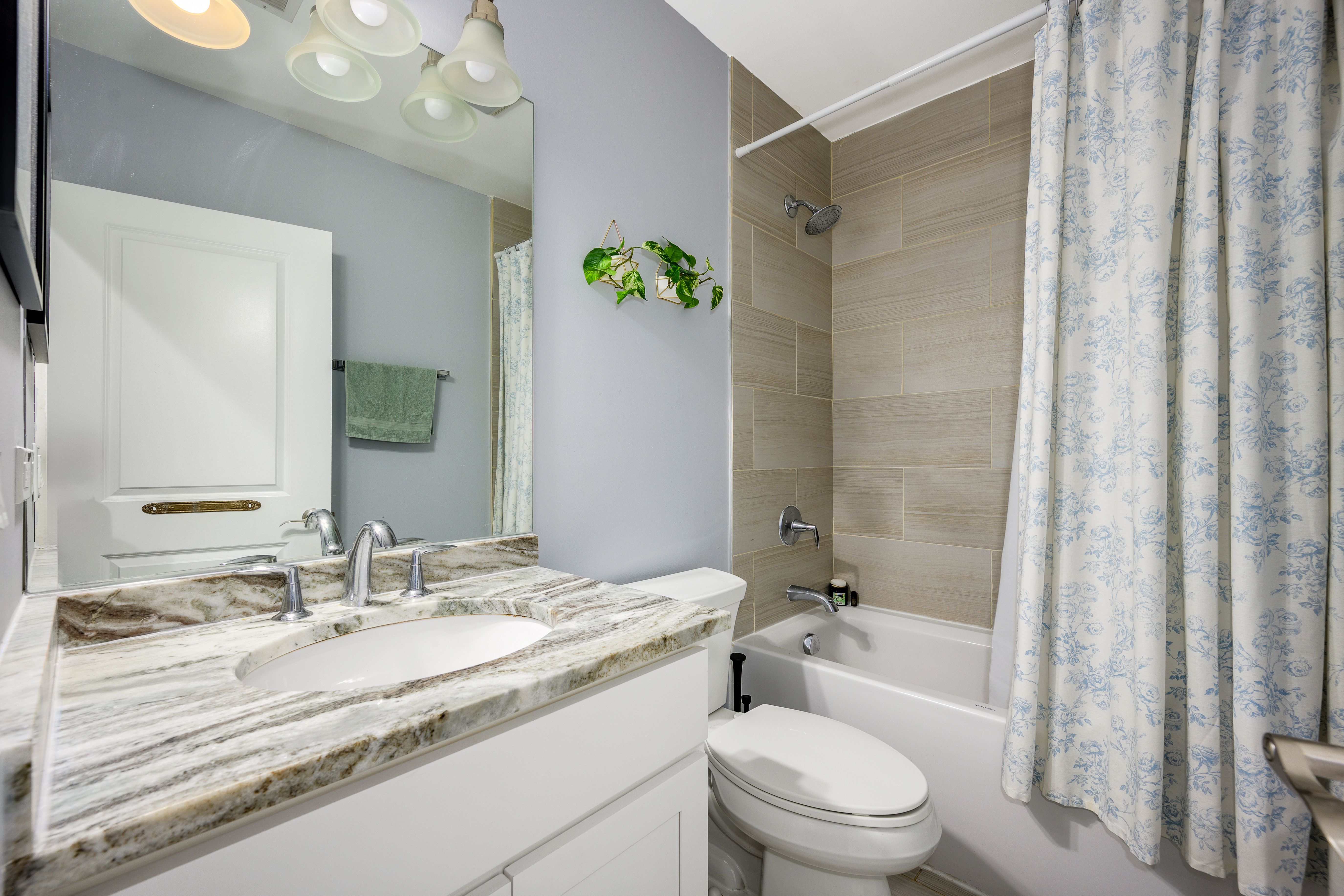 4631 N Kenmore Avenue 