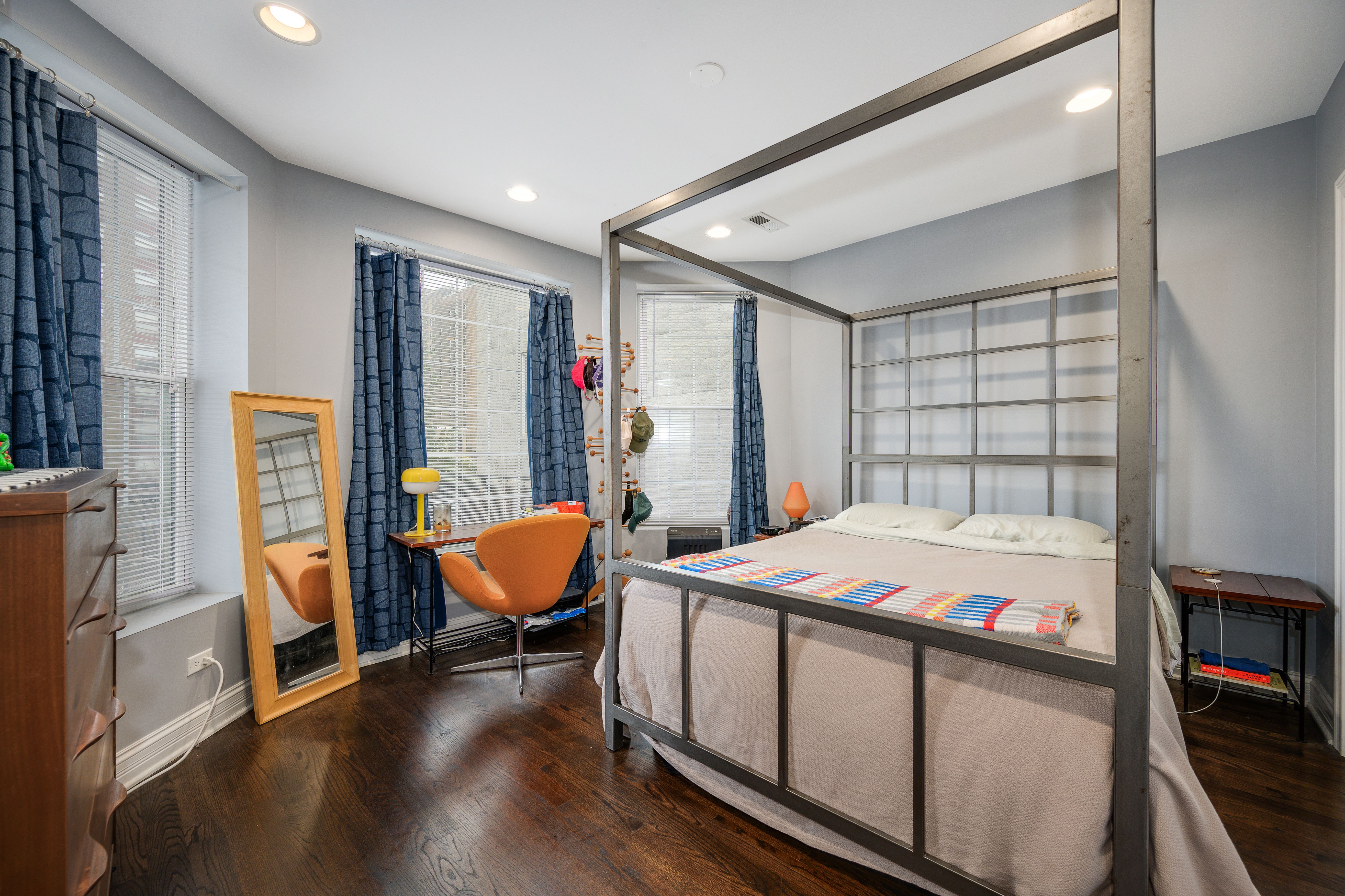 4631 N Kenmore Avenue 