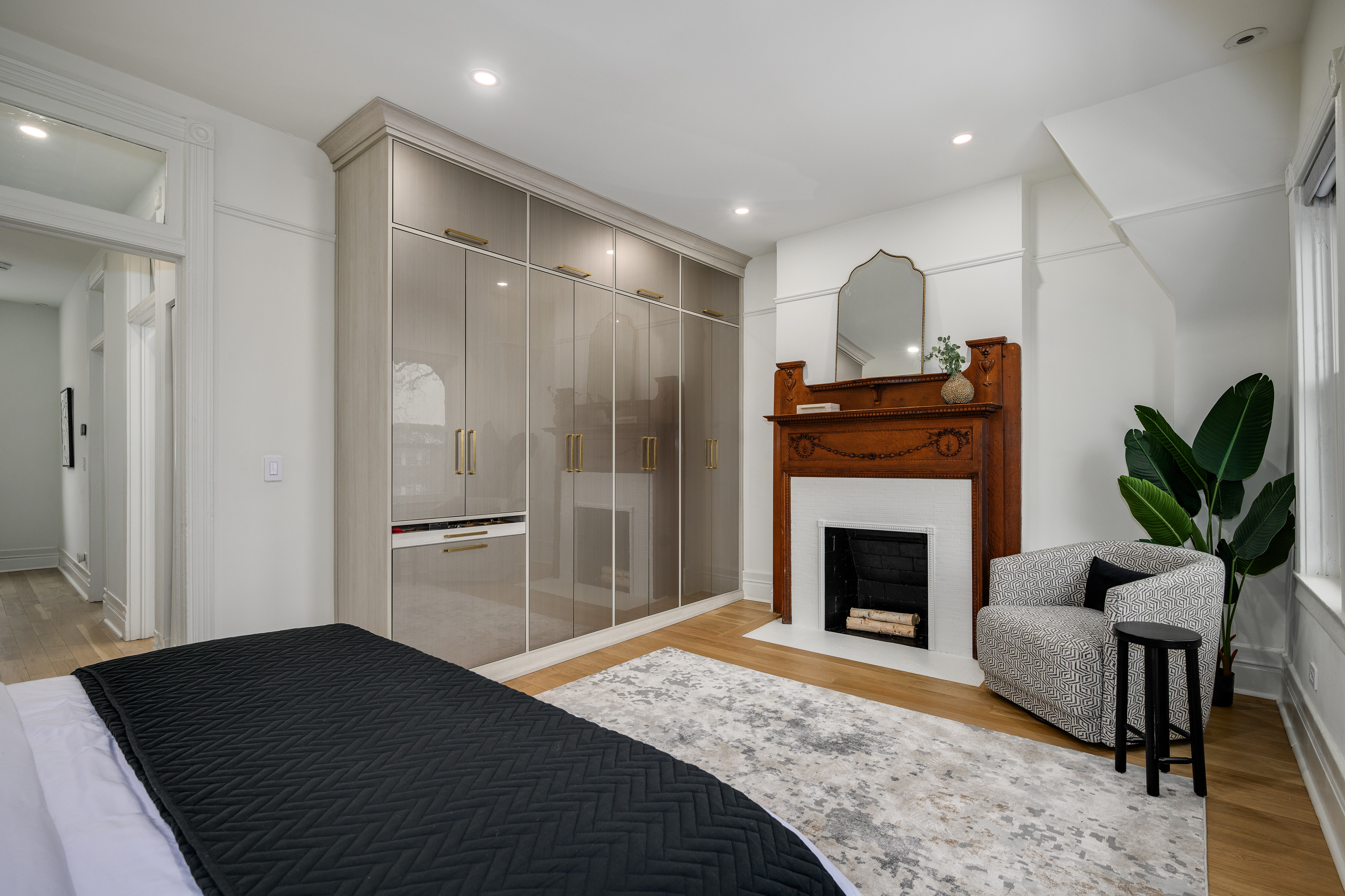 5519 S Cornell Avenue 