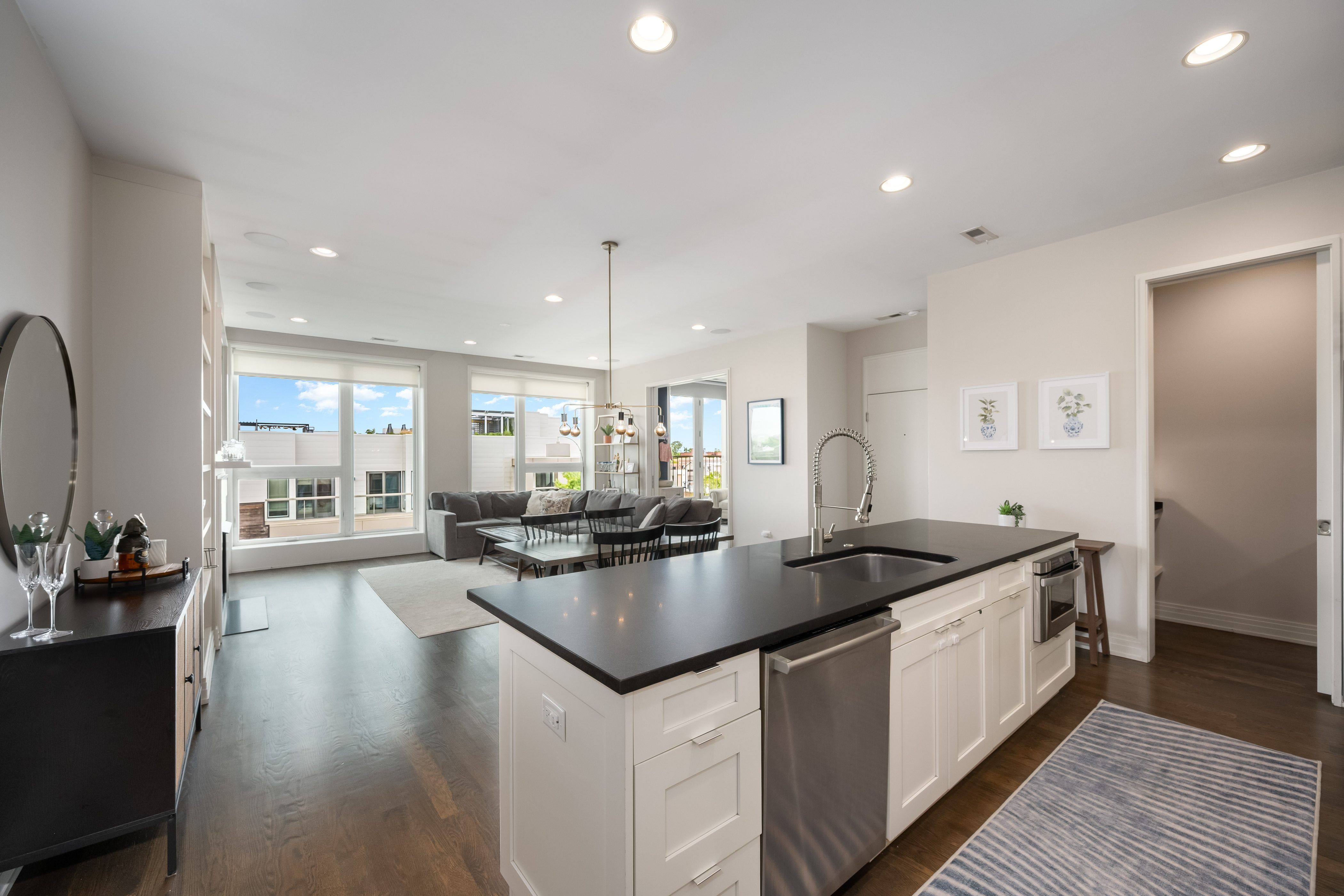 2755 N Lakewood Avenue Unit# 4S