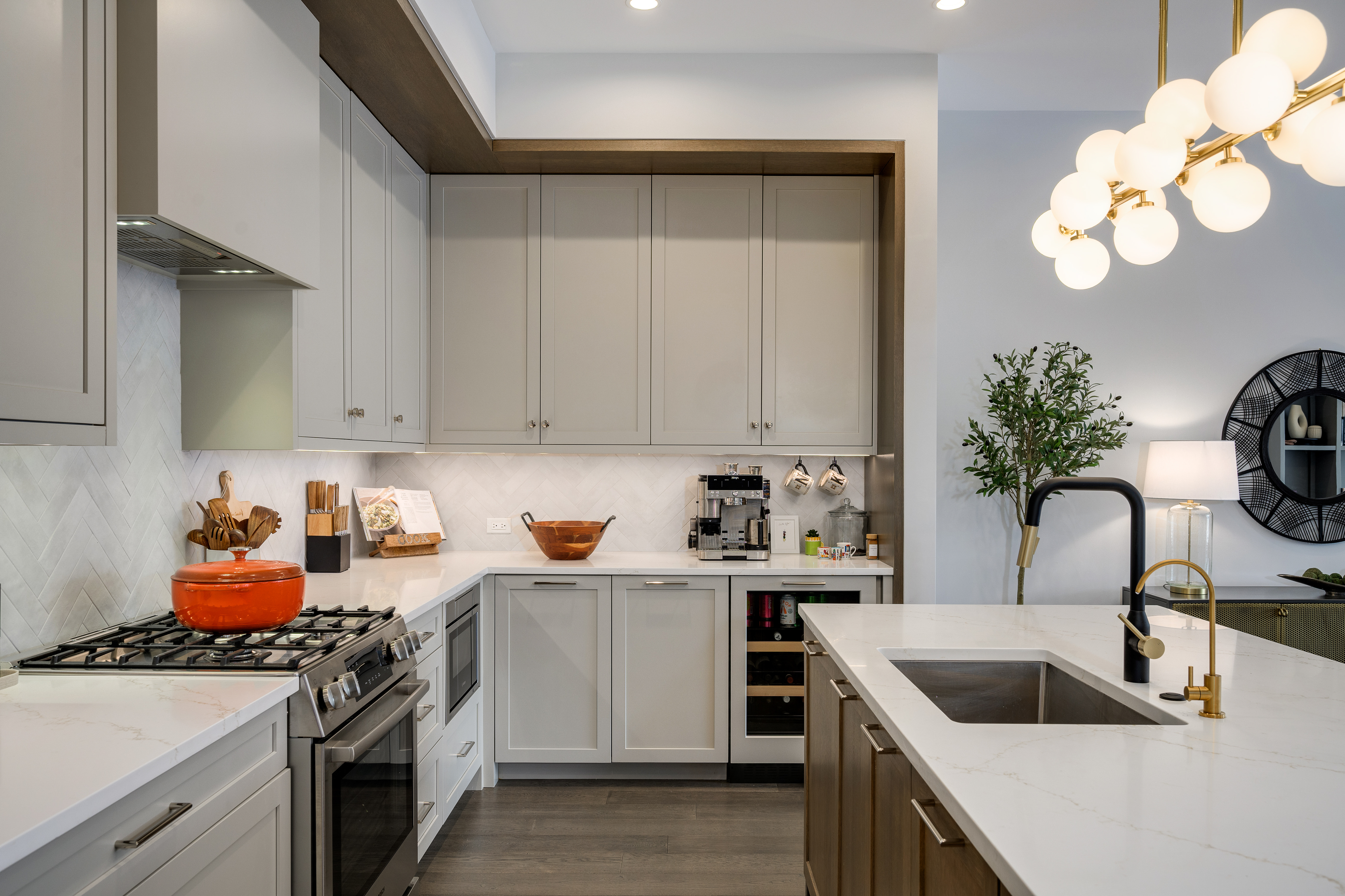 3037 N Lincoln Avenue Unit# 205