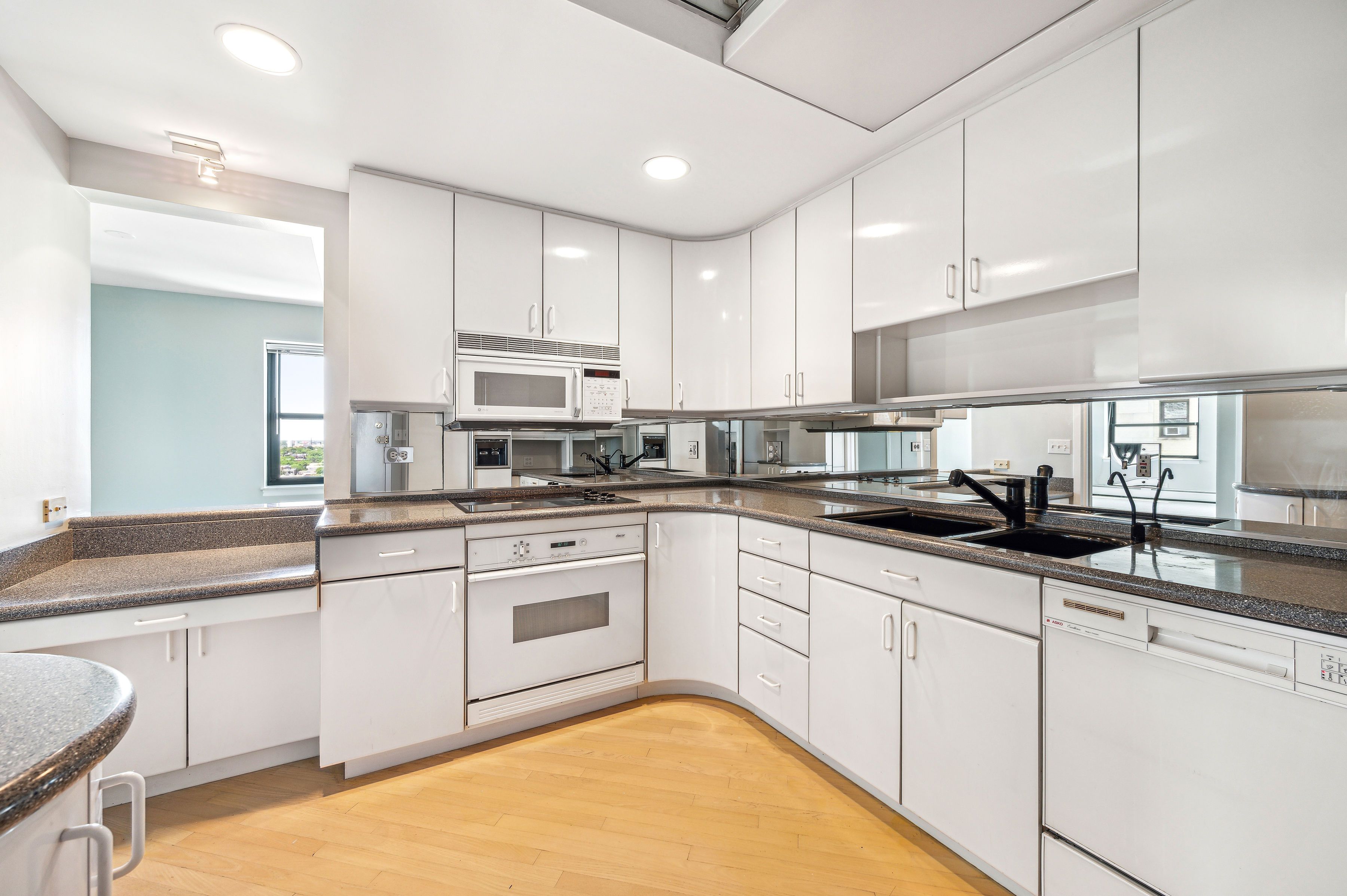 2100 N Lincoln Park West Street Unit# 12DS
