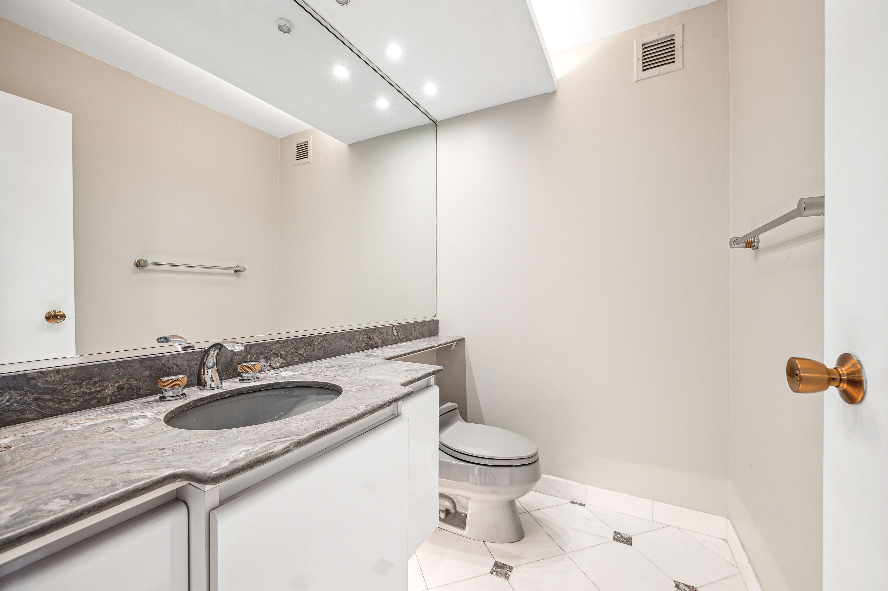 2100 N Lincoln Park West Street Unit# 12DS