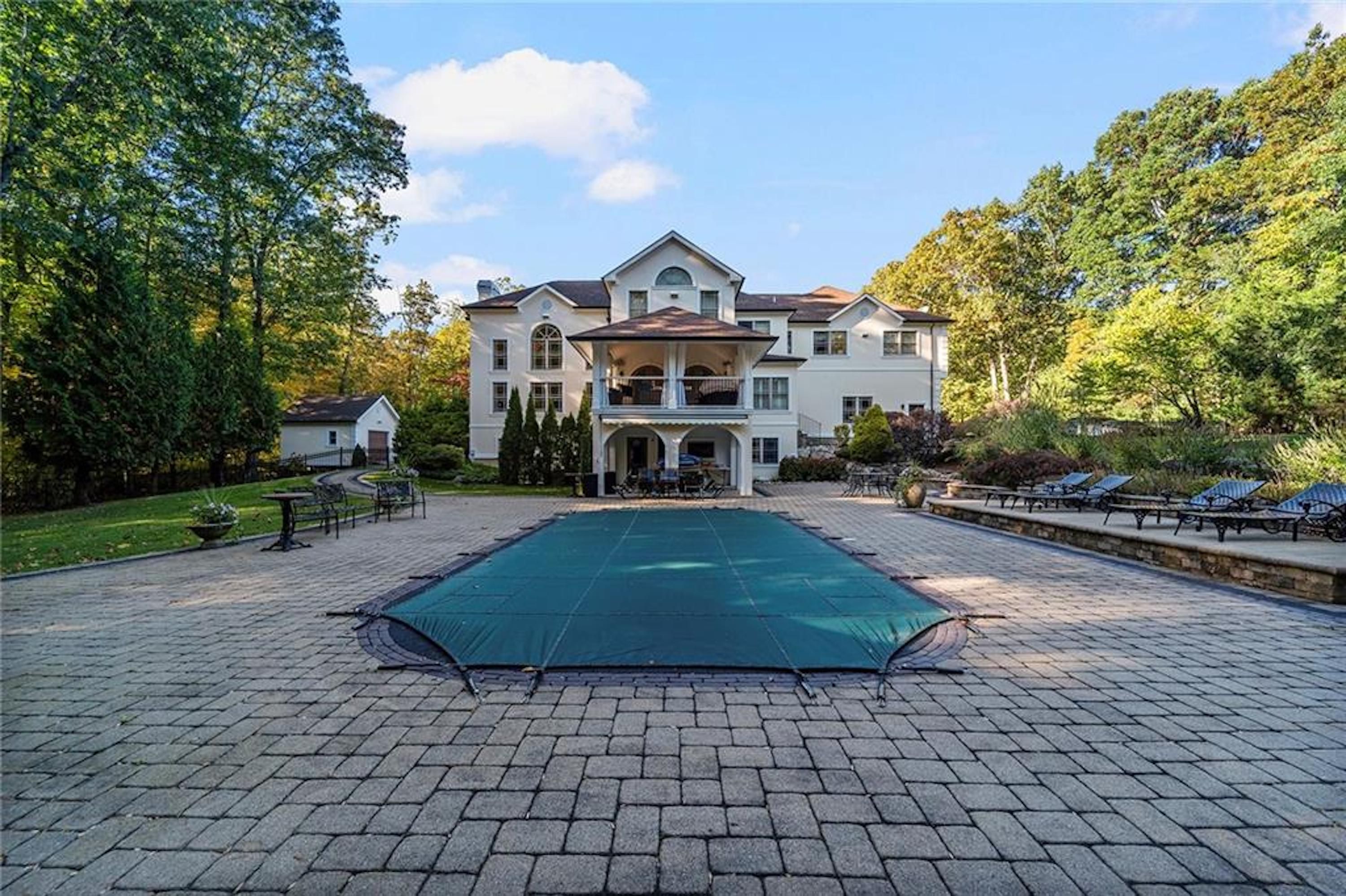 18 Lebaron Court 