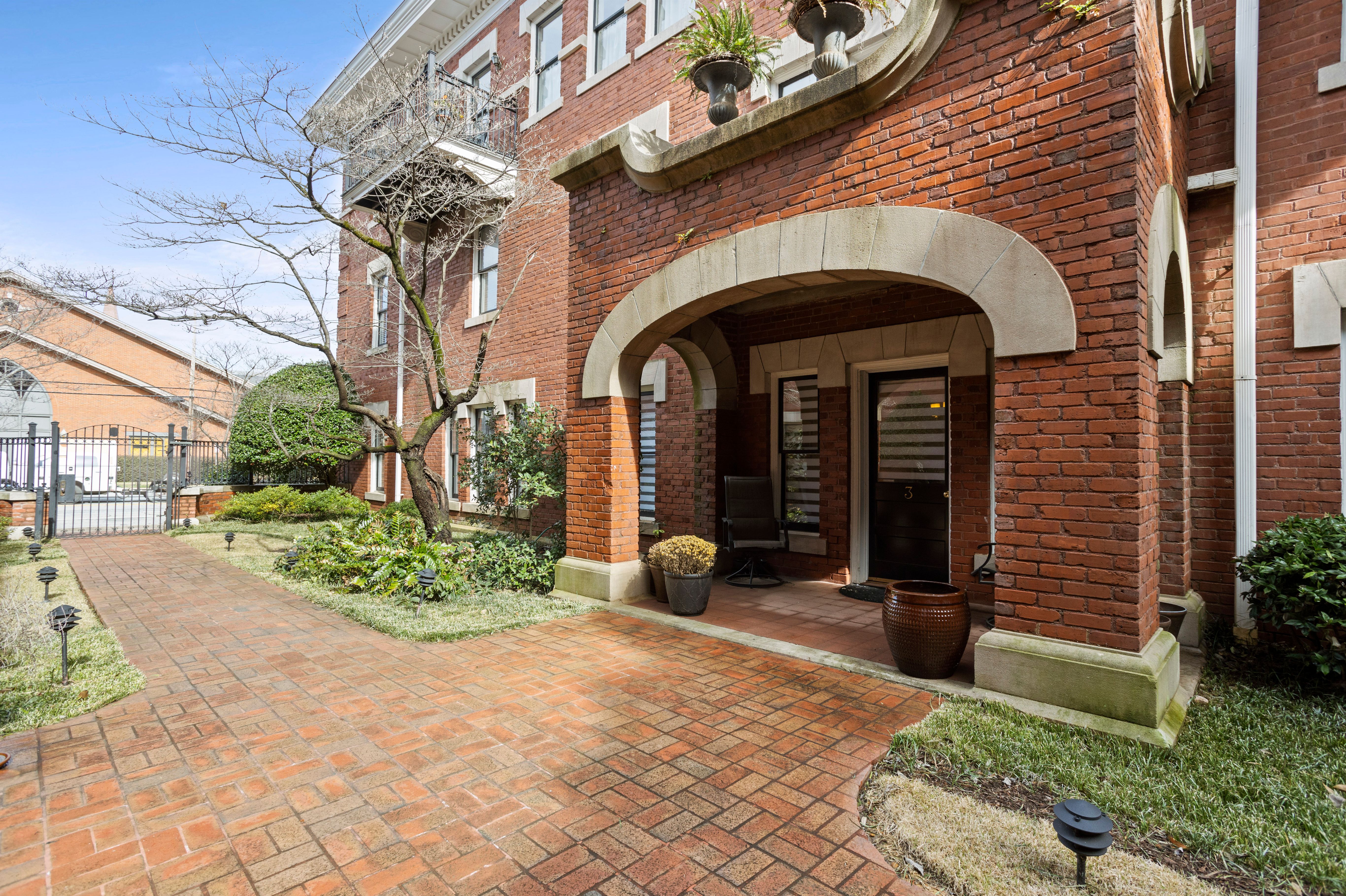 400 East Washington Street Unit 3