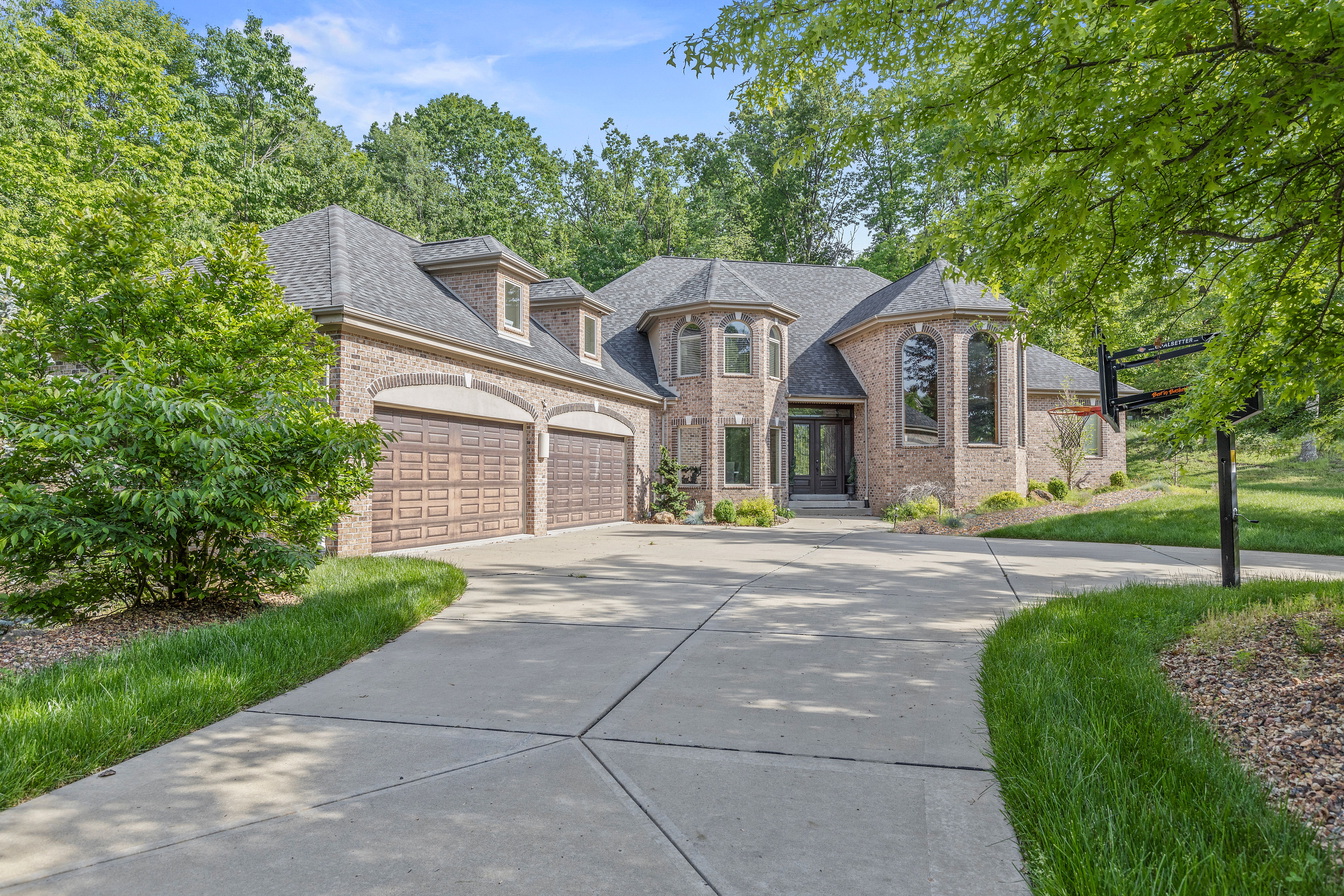 572 Macleod Drive