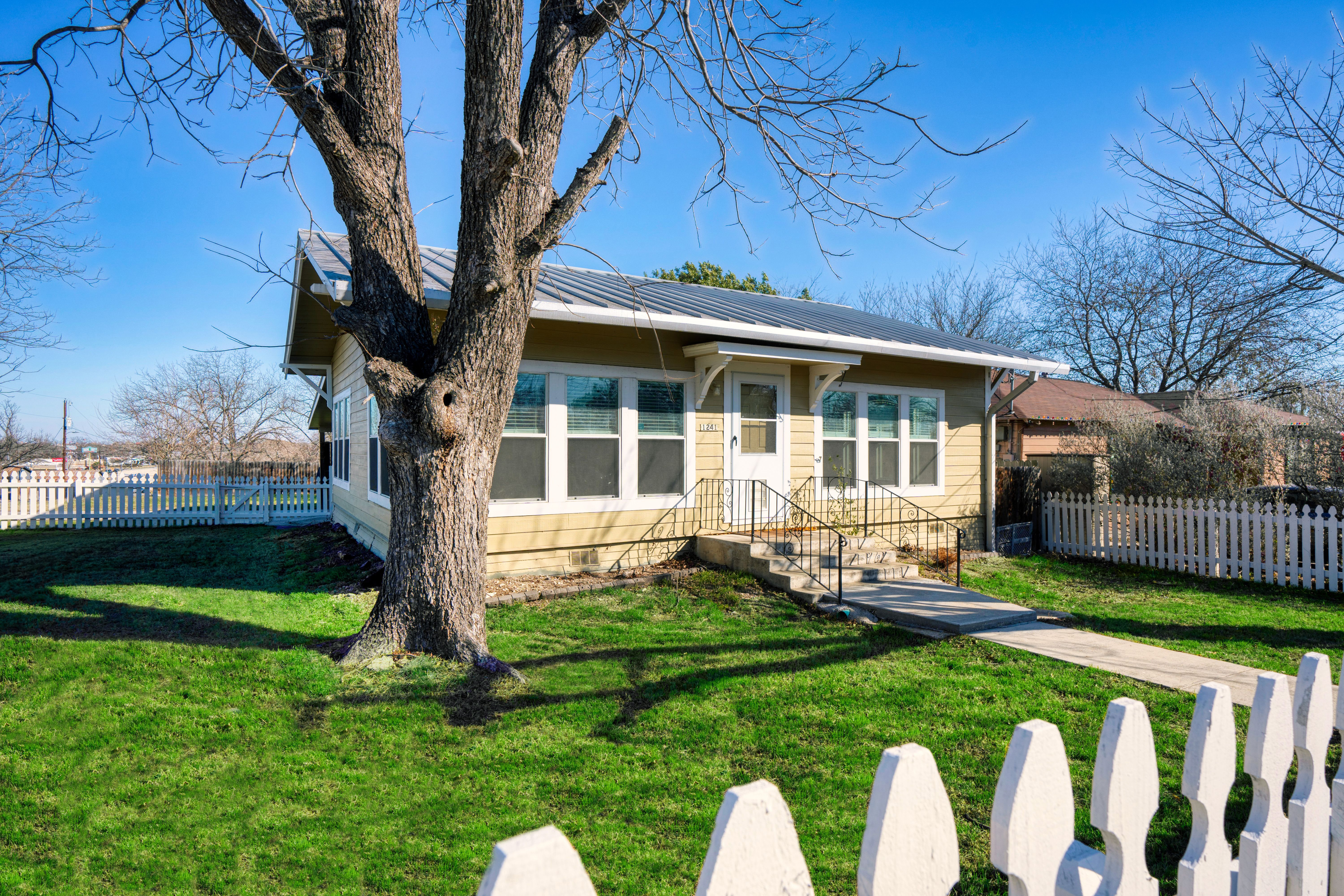 1241 South Academy Avenue