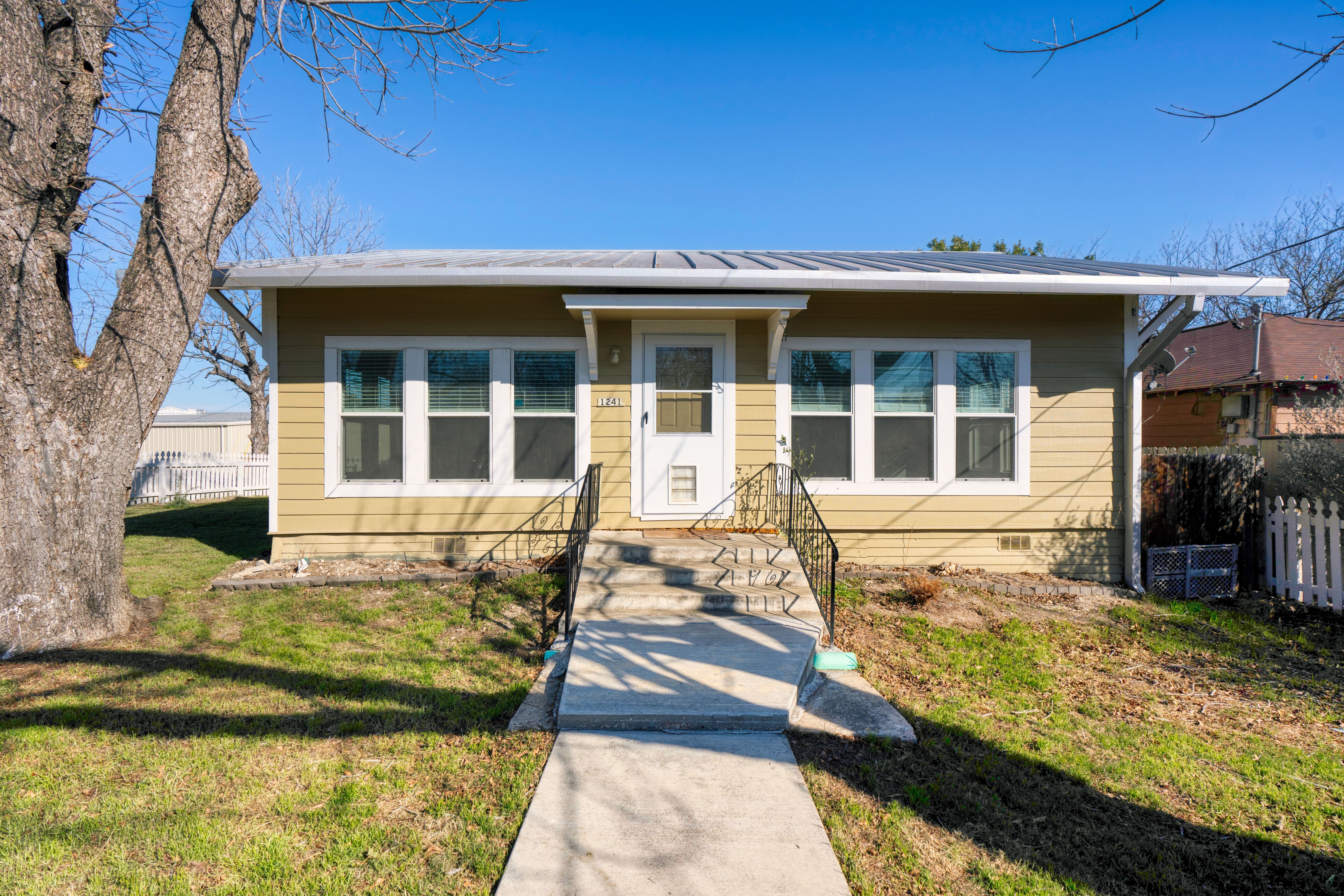 1241 South Academy Avenue